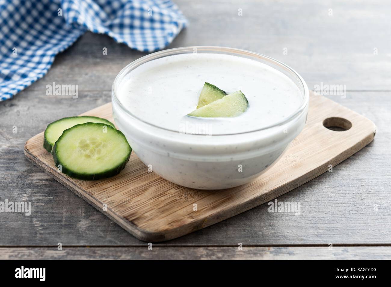 Salsa Tzatziki greca nel recipiente su un tavolo di legno Foto Stock