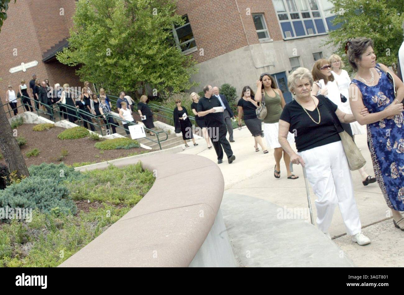 28 luglio 2007 - New Britain, Connecticut, Stati Uniti - un traboccante di lutto cammina da Herbert D. Welte Hall allo Student Center della CCSU per guardare un simulcast di un servizio di ricordo per Jennifer, Hayley e Michaela Petit. (Immagine di credito: © Rob Beecher/record-Journal/ZUMApress.com) Foto Stock