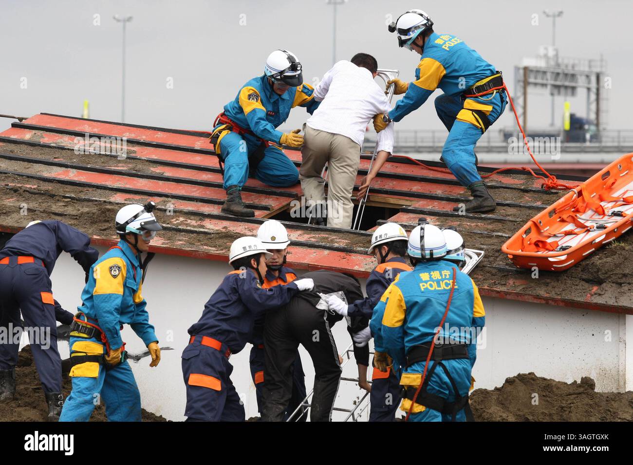 30 giugno 2009 - Tokyo, Giappone - la guardia di disastri del Dipartimento di polizia metropolitana di Tokyo pratica varie tecniche di addestramento al salvataggio per le emergenze, tra cui frane, incidenti multiplex ed esplosioni chimiche simulazioni durante una settimana a tema sicurezza e affidabilità a Tokyo. NELLA FOTO, la guardia del disastro sul luogo dell'incidente simulato. (Immagine di credito: © Hitoshi Yamada/ZUMA Press) Foto Stock