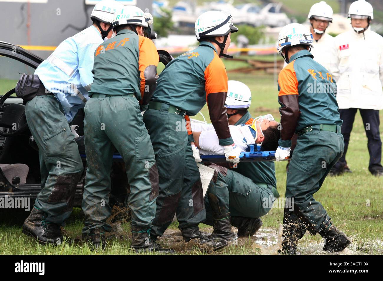 30 giugno 2009 - Tokyo, Giappone - la guardia di disastri del Dipartimento di polizia metropolitana di Tokyo pratica varie tecniche di addestramento al salvataggio per le emergenze, tra cui frane, incidenti multiplex ed esplosioni chimiche simulazioni durante una settimana a tema sicurezza e affidabilità a Tokyo. NELLA FOTO, la guardia del disastro sul luogo dell'incidente simulato. (Immagine di credito: © Hitoshi Yamada/ZUMA Press) Foto Stock