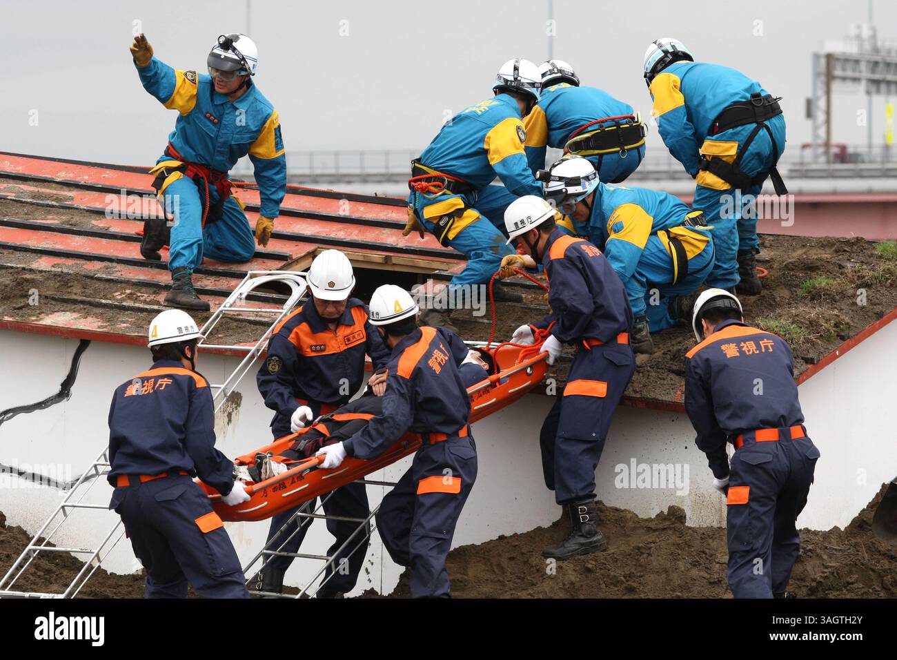 30 giugno 2009 - Tokyo, Giappone - la guardia di disastri del Dipartimento di polizia metropolitana di Tokyo pratica varie tecniche di addestramento al salvataggio per le emergenze, tra cui frane, incidenti multiplex ed esplosioni chimiche simulazioni durante una settimana a tema sicurezza e affidabilità a Tokyo. NELLA FOTO, la guardia del disastro sul luogo dell'incidente simulato. (Immagine di credito: © Hitoshi Yamada/ZUMA Press) Foto Stock