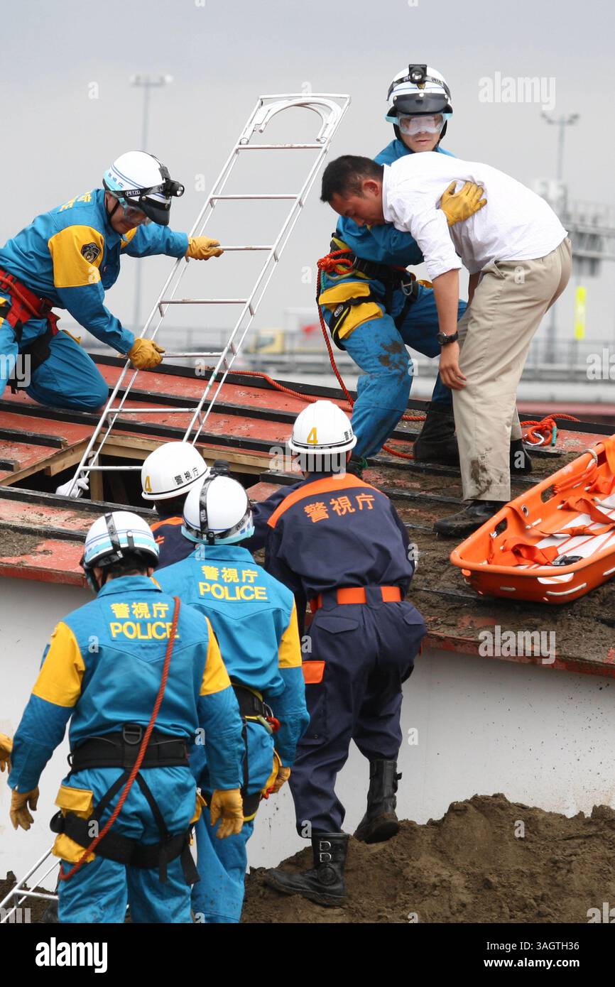 30 giugno 2009 - Tokyo, Giappone - la guardia di disastri del Dipartimento di polizia metropolitana di Tokyo pratica varie tecniche di addestramento al salvataggio per le emergenze, tra cui frane, incidenti multiplex ed esplosioni chimiche simulazioni durante una settimana a tema sicurezza e affidabilità a Tokyo. NELLA FOTO, la guardia del disastro sul luogo dell'incidente simulato. (Immagine di credito: © Hitoshi Yamada/ZUMA Press) Foto Stock