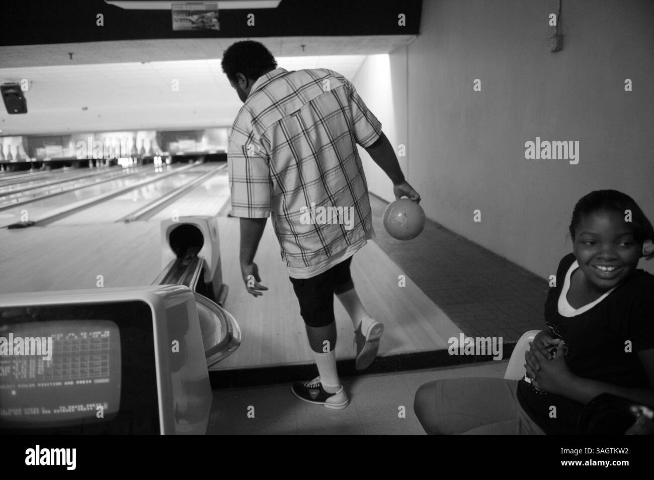 Pearlie Barton, 58 anni, e suo figlio Marlon Barton, 26 anni, amano andare a bowling all'AMF Bowling di Sacramento. Spesso vanno con la figlia di Pearlie Mary Knight e i suoi tre figli Mariah, Thomspon, 11 anni, Shanice Thomspon, 9 anni, e Lejae Thompson, 13 anni. Foto scattate sabato 20 giugno 2009. (Immagine di credito: © Sacramento Bee/ZUMA Press) Foto Stock Pearlie Barton, 58 anni, e suo figlio Marlon Barton, 26 anni, amano andare a bowling all'AMF Bowling di Sacramento. Spesso vanno con la figlia di Pearlie Mary Knight e i suoi tre figli Mariah, Thomspon, 11 anni, Shanice Thomspon, 9 anni, e Lejae Thompson, 13 anni. Foto scattate sabato 20 giugno 2009. (Immagine di credito: © Sacramento Bee/ZUMA Press) Foto Stock
