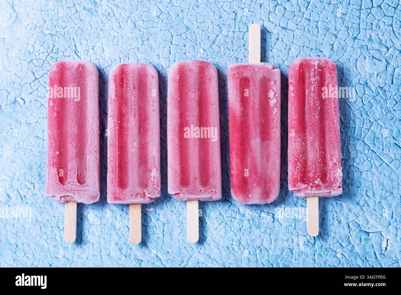 Papaveri alla fragola su sfondo blu Foto Stock