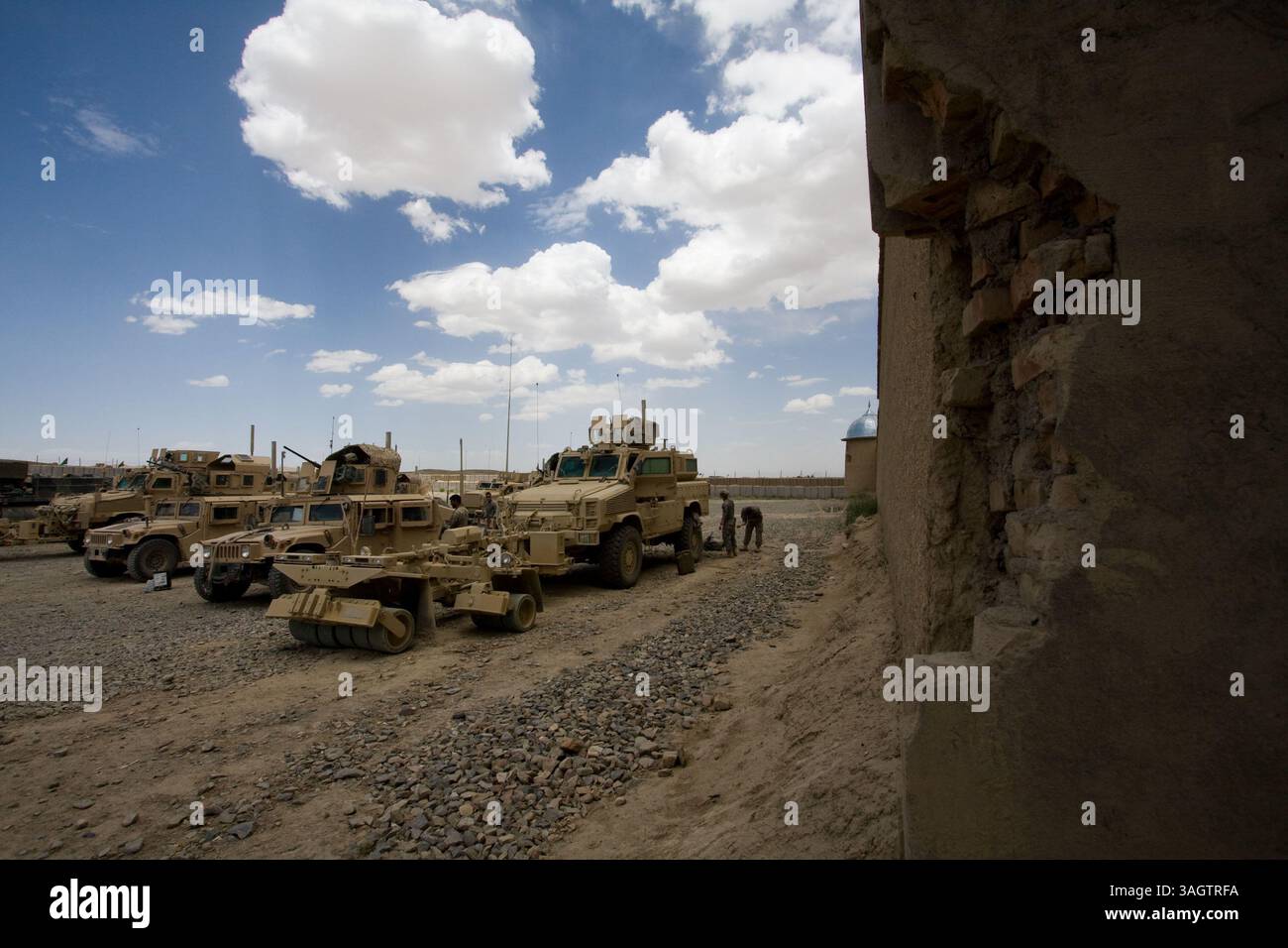 27 giugno 2009 - FOB Khayr Kot Castle, Paktika, Afghanistan - Humvees e MRAPs (Mine Resistant Ambush Protected) dell'esercito statunitense sono parcheggiati presso Forward Operating base Khayr Khot Castle nel distretto di Zarghun Shahr nella provincia di Paktika, Afghanistan, 27 giugno 2009. (Immagine di credito: © Simon Klingert/ZUMA Press) RESTRIZIONI: * Germania Rights OUT * Foto Stock
