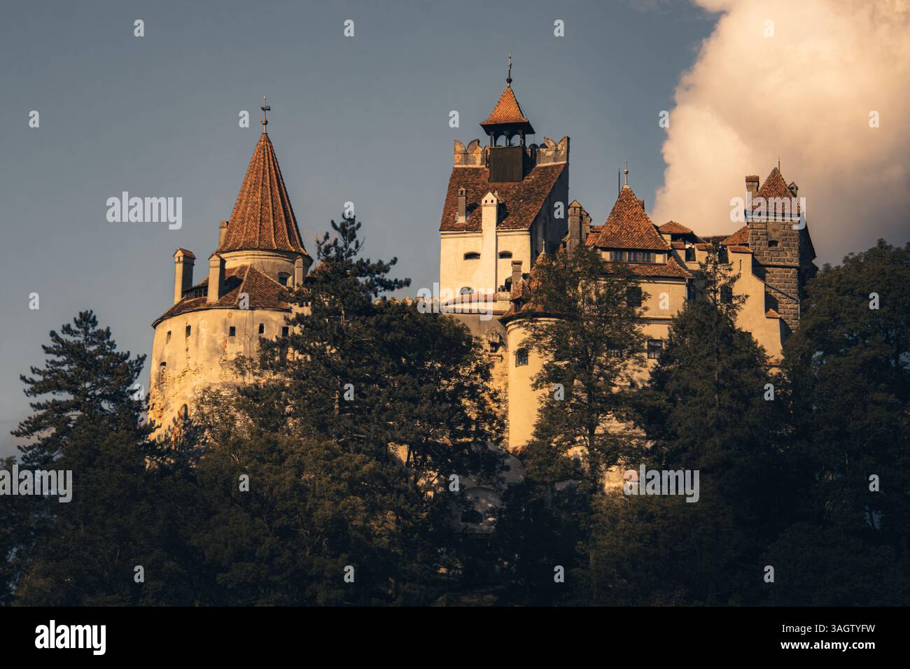Castello di Bran (Dracula) al sole caldo nelle ore serali d'oro. Foto Stock