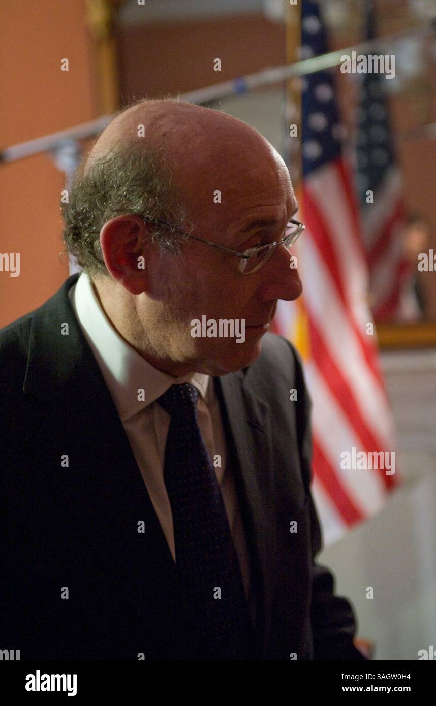 22 ottobre 2009 - Washington, District of Columbia, USA - KENNETH R. FEINBERG, lo "zar a pagamento" dell'amministrazione Obama, parla durante un'intervista televisiva al Tesoro degli Stati Uniti. Feinberg ha ordinato una paga tagliata in media del 50% per i dirigenti di alto livello delle aziende risparmiate dai dollari federali. (Immagine di credito: © Jay Mallin/ZUMA Press) Foto Stock