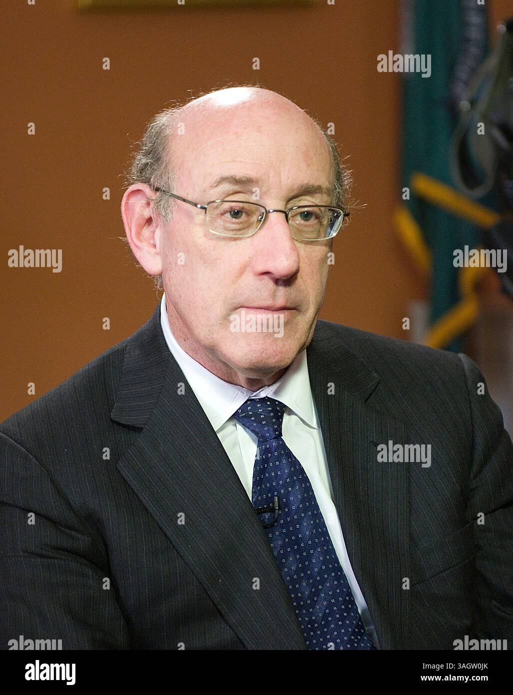 22 ottobre 2009 - Washington, District of Columbia, USA - KENNETH R. FEINBERG, lo "zar a pagamento" dell'amministrazione Obama, parla durante un'intervista televisiva al Tesoro degli Stati Uniti. Feinberg ha ordinato una paga tagliata in media del 50% per i dirigenti di alto livello delle aziende risparmiate dai dollari federali. (Immagine di credito: © Jay Mallin/ZUMA Press) Foto Stock