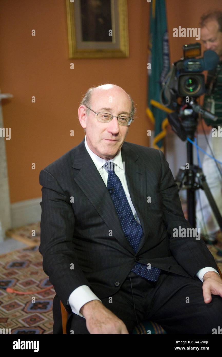 22 ottobre 2009 - Washington, District of Columbia, USA - KENNETH R. FEINBERG, lo "zar a pagamento" dell'amministrazione Obama, parla durante un'intervista televisiva al Tesoro degli Stati Uniti. Feinberg ha ordinato una paga tagliata in media del 50% per i dirigenti di alto livello delle aziende risparmiate dai dollari federali. (Immagine di credito: © Jay Mallin/ZUMA Press) Foto Stock