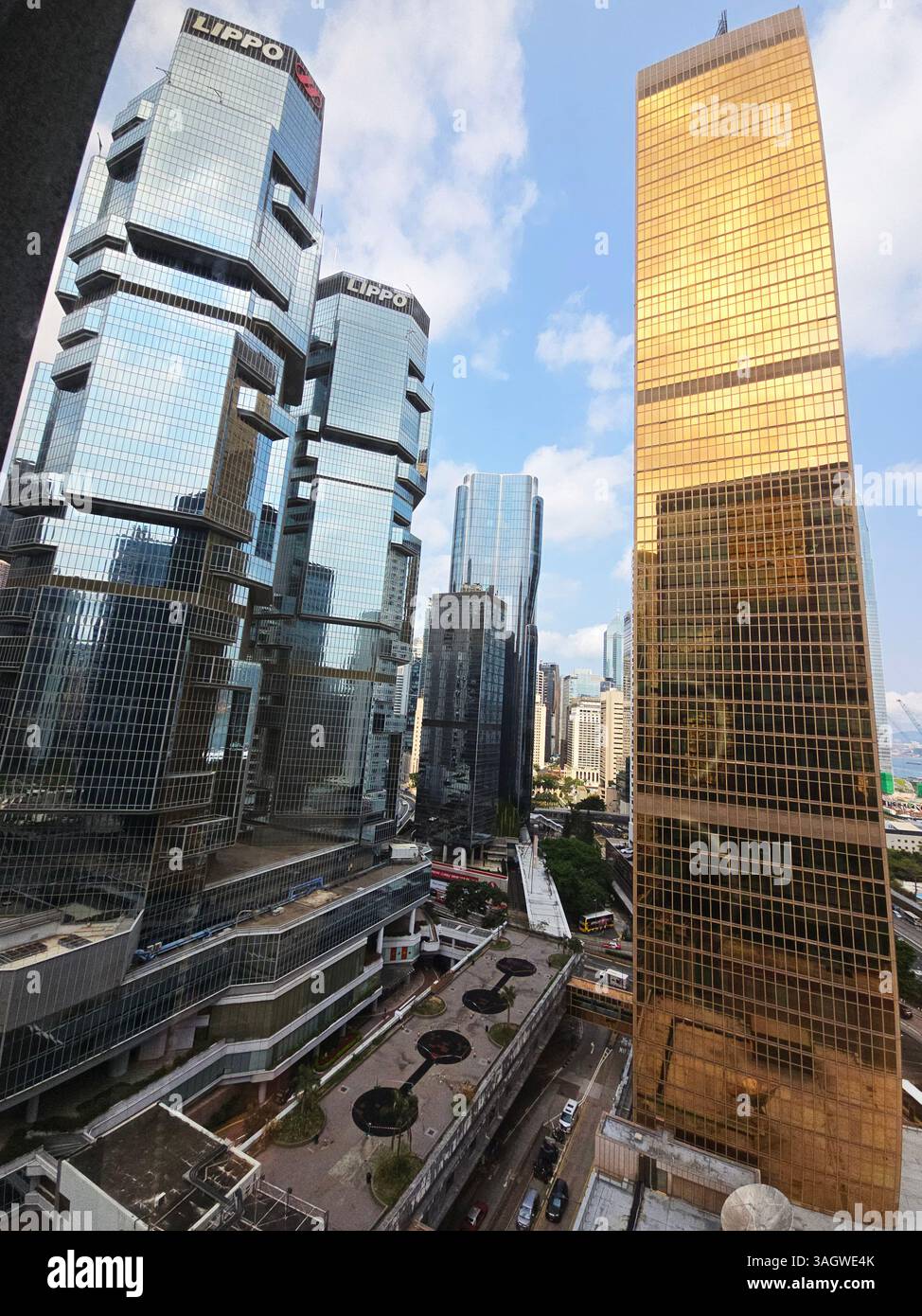 Grattacieli moderni ad Admiralty, Hong Kong. - Immagine stock catturata con smartphone
