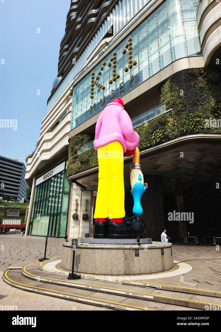 Scultura "The Lobster Painter" di Philip Colbert sul lungomare fuori dal centro commerciale K11 MUSEA a Tsim Sha Tsui, Hong Kong. Foto Stock