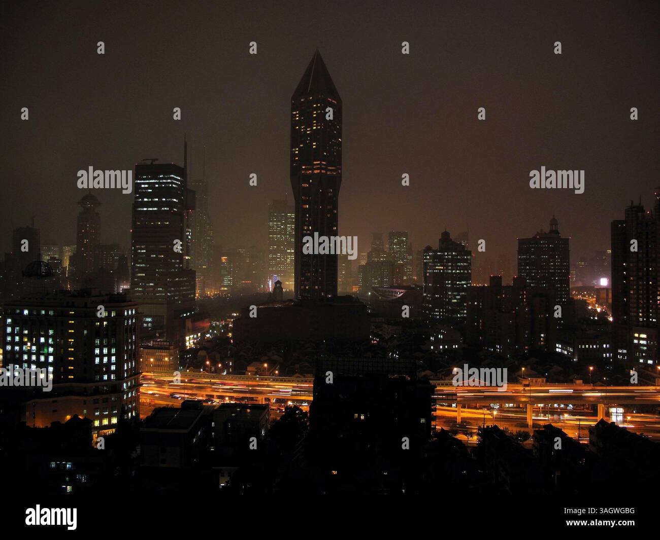22 luglio 2009 - Shanghai, Cina - Shanghai alle 09:37, durante l'eclissi. Le persone in Asia hanno visto la più lunga eclissi solare totale di questo secolo, con vaste aree dell'India e della Cina cadute nell'oscurità. Gli astronomi dilettanti e gli scienziati viaggiarono molto per vedere l'eclissi, che durò sei minuti e 39 secondi al suo punto massimo. L'eclissi potrebbe essere vista per la prima volta mercoledì, nell'India orientale. Si è poi spostata verso est attraverso India, Nepal, Birmania, Bangladesh, Bhutan, Cina, Giappone e Pacifico. (Immagine di credito: © Dvir Bar-Gal/ZUMA Press) Foto Stock