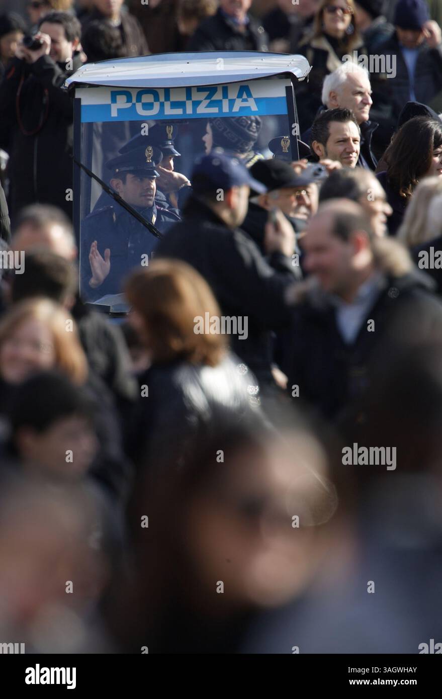 27 dicembre 2009 - città del Vaticano, Vaticano, Italia - polizia di pattuglia durante la preghiera dell'Angelus in Piazza San Pietro in Vaticano. (Immagine di credito: © Evandro Inetti/ZUMA Press) Foto Stock