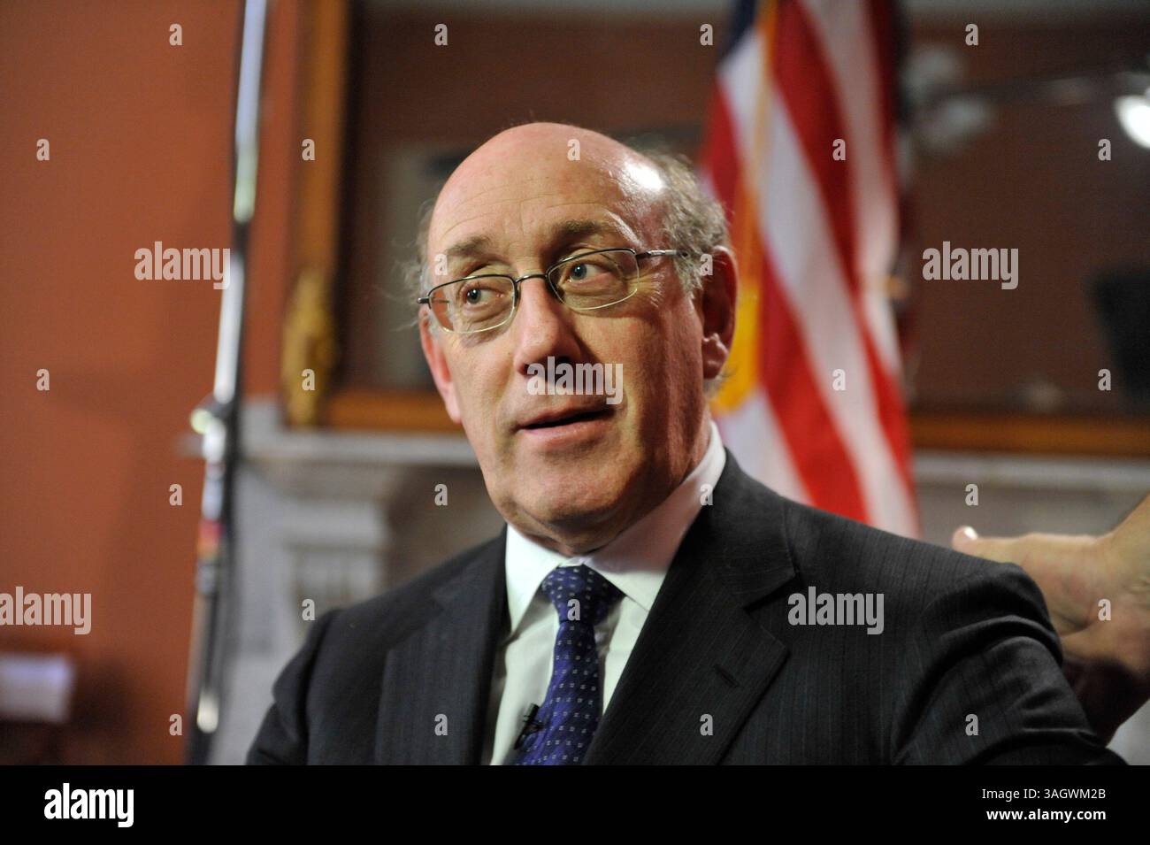 22 ottobre 2009 - Washington, District of Columbia, USA - KENNETH R. FEINBERG, lo "zar a pagamento" dell'amministrazione Obama, parla durante un'intervista televisiva al Tesoro degli Stati Uniti. Feinberg ha ordinato una paga tagliata in media del 50% per i dirigenti di alto livello delle aziende risparmiate dai dollari federali. (Immagine di credito: © Jay Mallin/ZUMA Press) Foto Stock