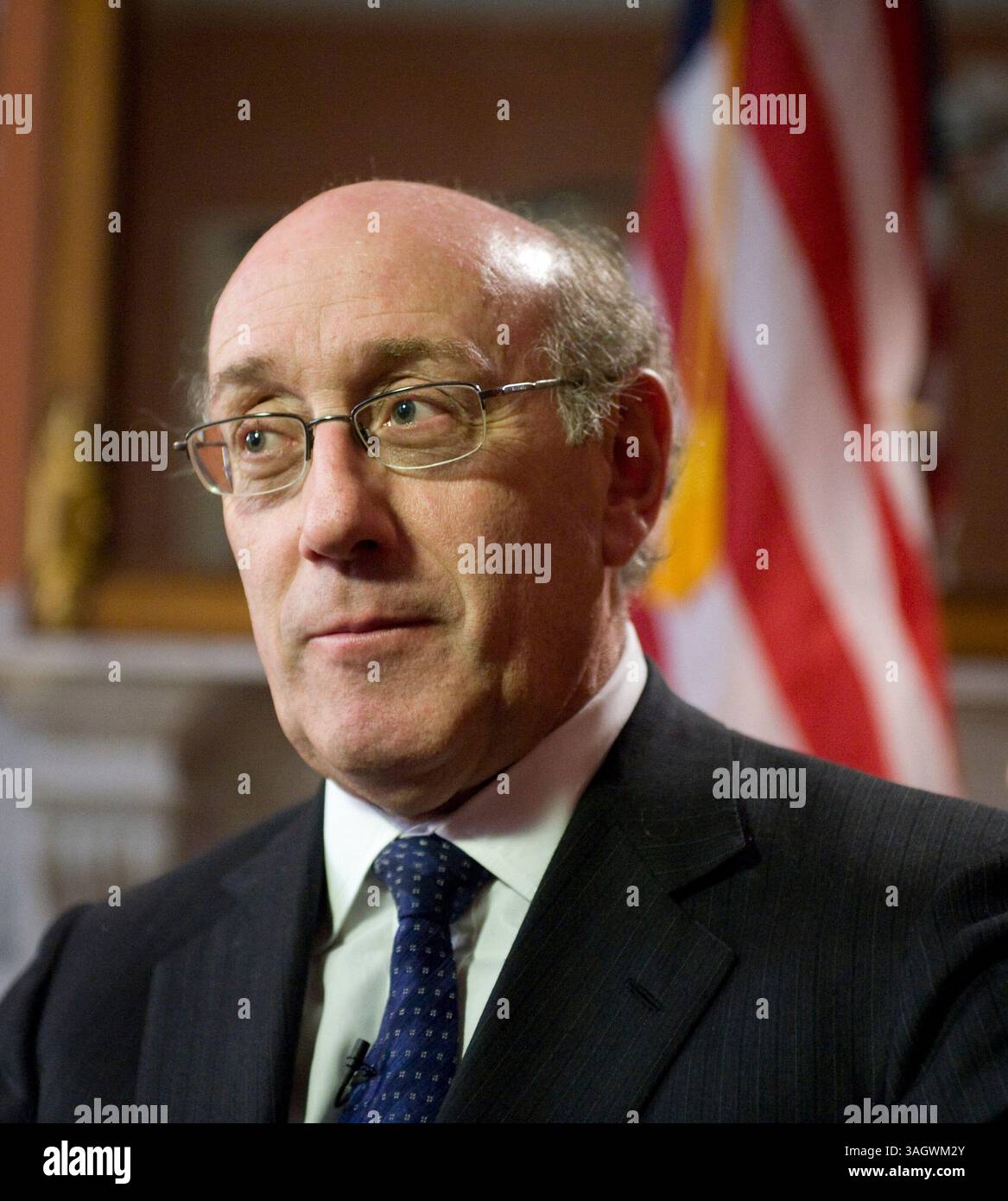 22 ottobre 2009 - Washington, District of Columbia, USA - KENNETH R. FEINBERG, lo "zar a pagamento" dell'amministrazione Obama, parla durante un'intervista televisiva al Tesoro degli Stati Uniti. Feinberg ha ordinato una paga tagliata in media del 50% per i dirigenti di alto livello delle aziende risparmiate dai dollari federali. (Immagine di credito: © Jay Mallin/ZUMA Press) Foto Stock