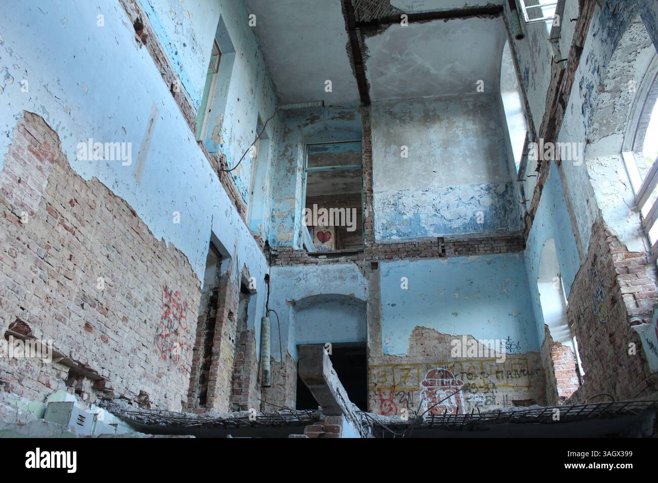 Una casa distrutta all'interno senza soffitti e scale. Vandalismo, guerra, devastazione. Foto Stock