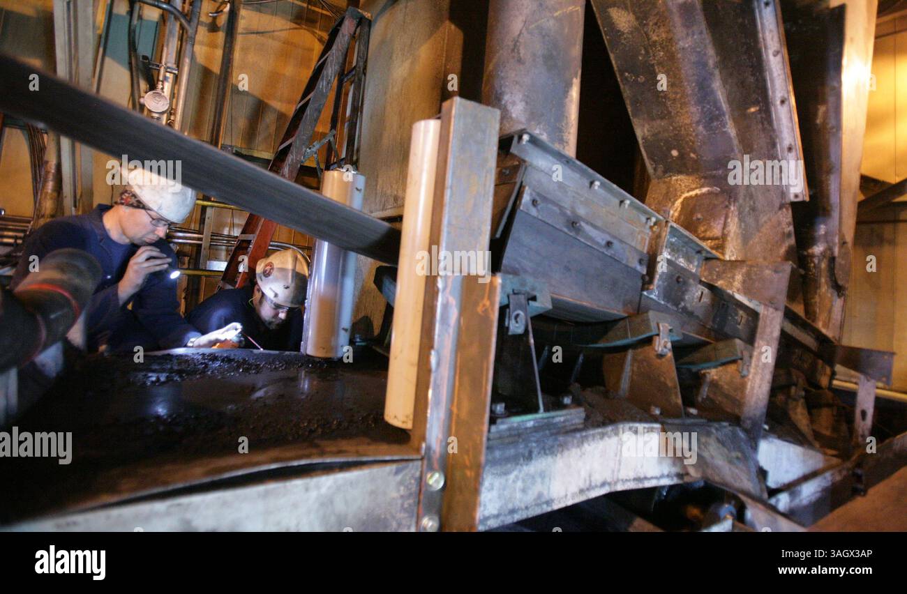Eric Engman/News-Miner. Il tecnico distrettuale dell'acqua calda e del calore Mike Rosetti, a sinistra, e il meccanico dello stabilimento Ben Williams installano nuove guide del nastro trasportatore sullo scivolo del carbone, dove la settimana scorsa è scoppiato un incendio, mentre le riparazioni proseguono presso la centrale elettrica Aurora Energy lungo First Avenue mercoledì 10 giugno 2009. (Immagine di credito: © Fairbanks Daily News-Miner/ZUMAPRESS.com) Foto Stock