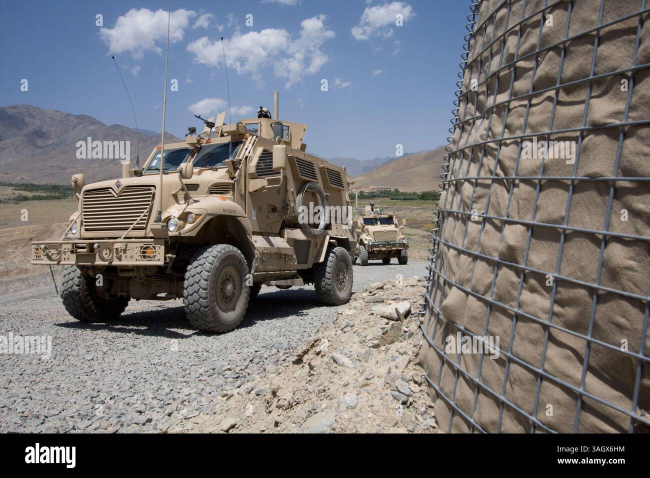 17 luglio 2009 - COP Garda, Wardak, Afghanistan - veicoli MRAP (Mine Resistant Ambush Protected) dell'esercito statunitense entrano nell'avamposto di combattimento Garda nel distretto di Jalrez nella provincia di Wardak, Afghanistan, 17 luglio 2009. (Immagine di credito: © Simon Klingert/ZUMA Press) RESTRIZIONI: * Germania Rights OUT * Foto Stock