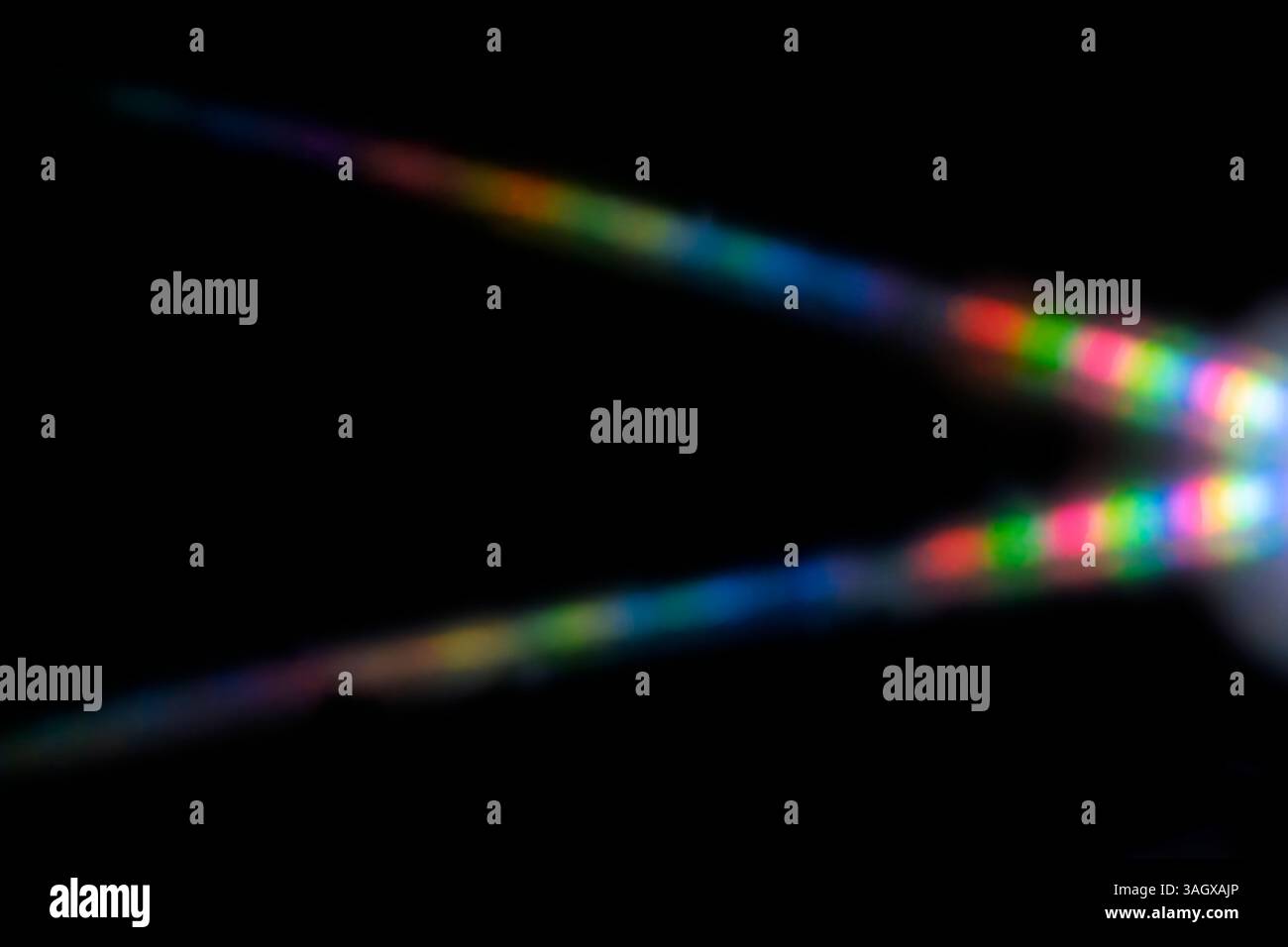 Diffrazione. Schema astratto formato da luce diffusa. Una raffica di luce bianca dispersa nello spettro di colori visibile. La luce bianca può essere re Foto Stock