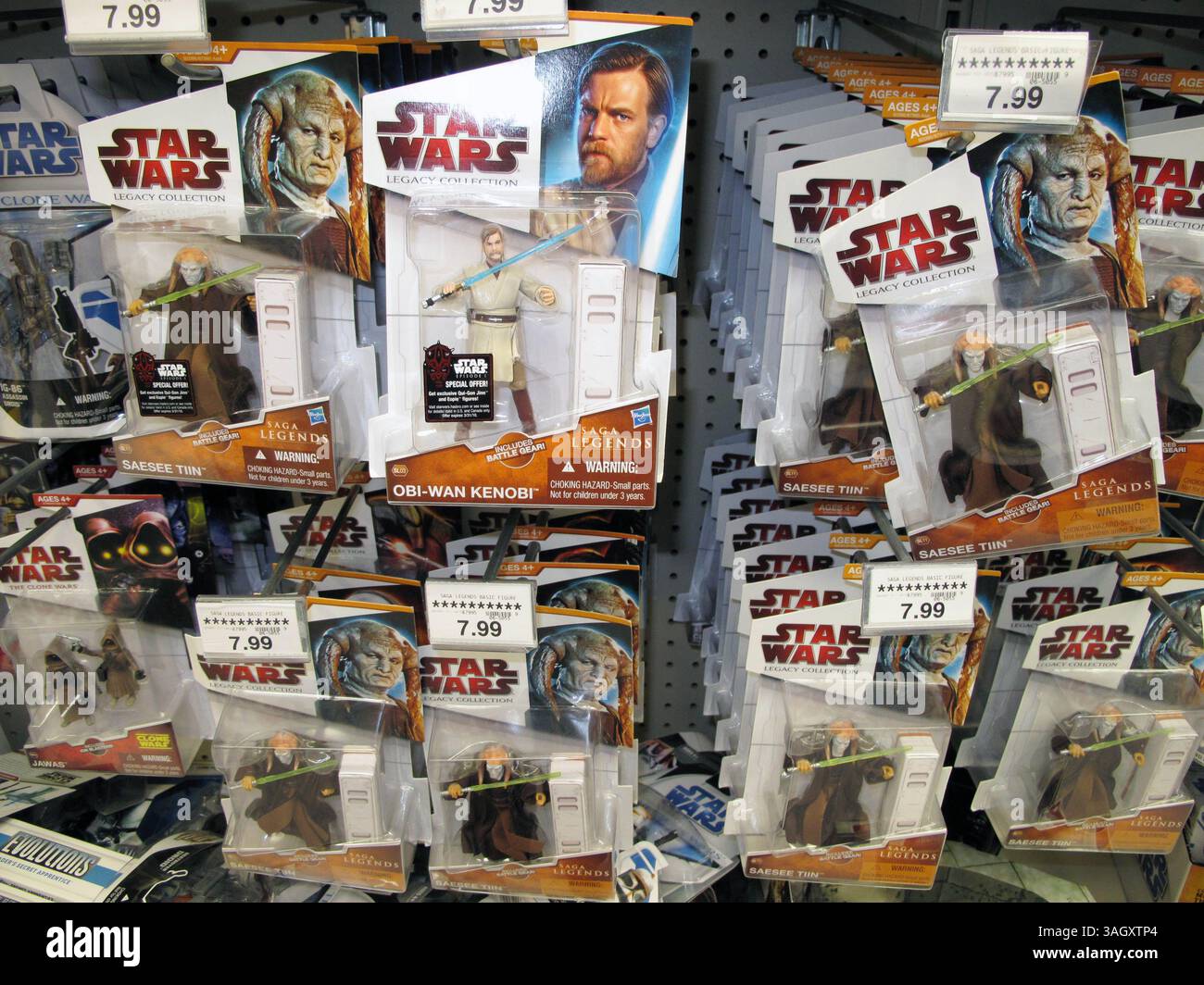 24 ottobre 2009 - Laguna Niguel, California, Stati Uniti - secondo i dati del settore, i giocattoli "Star Wars" sono ancora uno dei giocattoli più venduti per la stagione natalizia dello shopping. I giocattoli di Star Wars stanno vedendo aumentare le vendite grazie a programmi TV, come la serie animata di Star Wars Clone Wars. Nella foto: Giocattoli, modelli e action figure di Star Wars in vendita presso Toy R Us. (Immagine di credito: © Ruaridh Stewart/ZUMA Press) Foto Stock