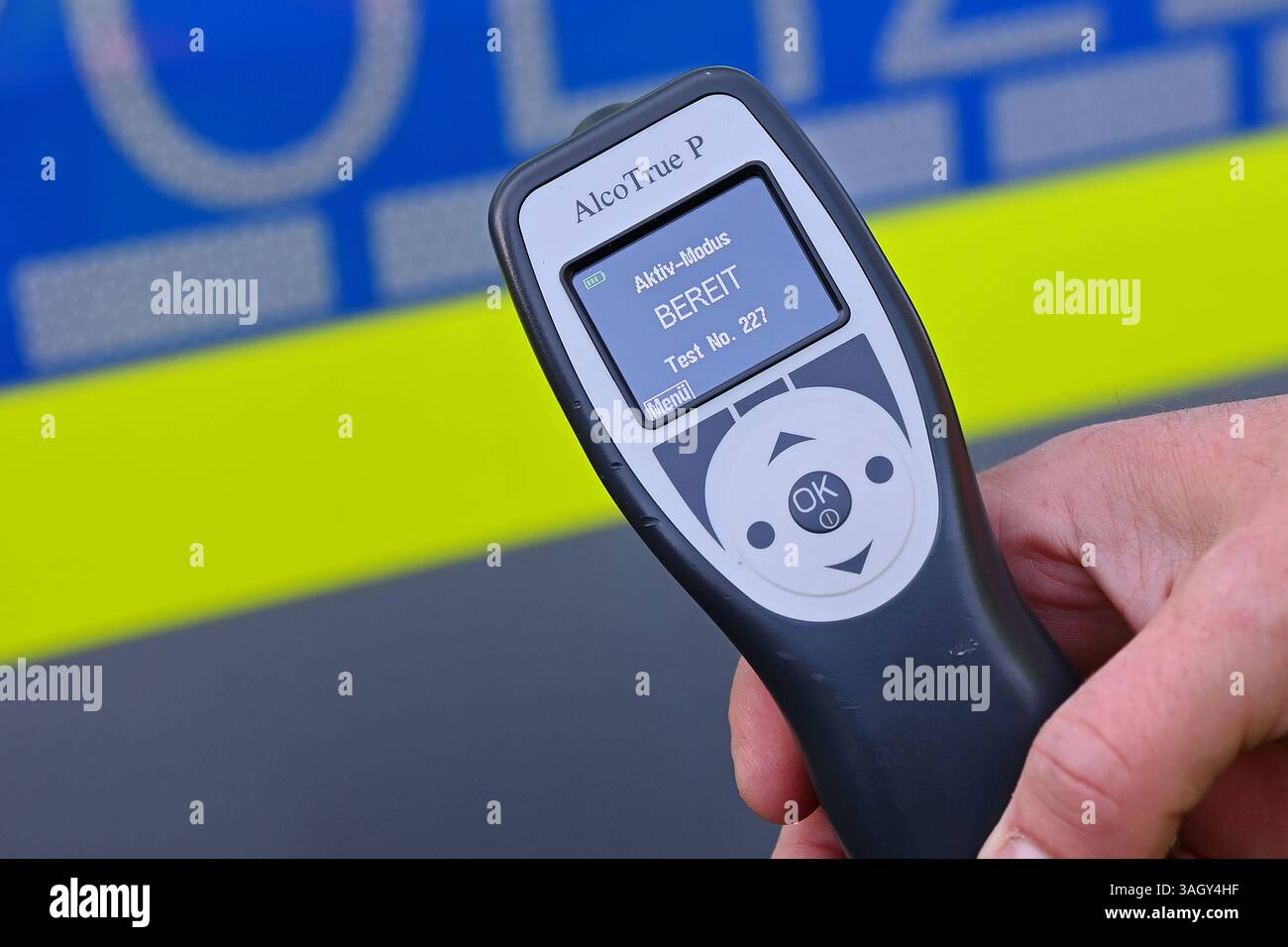 Themenbild, Symbolfoto Alkoholkontrolle. Ein Alkomat, Alkoholtester vor Polizeiauto, *** immagine a tema, simbolo foto alcol test Un etilometro, etilometro di fronte ad una macchina della polizia, Foto Stock Themenbild, Symbolfoto Alkoholkontrolle. Ein Alkomat, Alkoholtester vor Polizeiauto, *** immagine a tema, simbolo foto alcol test Un etilometro, etilometro di fronte ad una macchina della polizia, Foto Stock