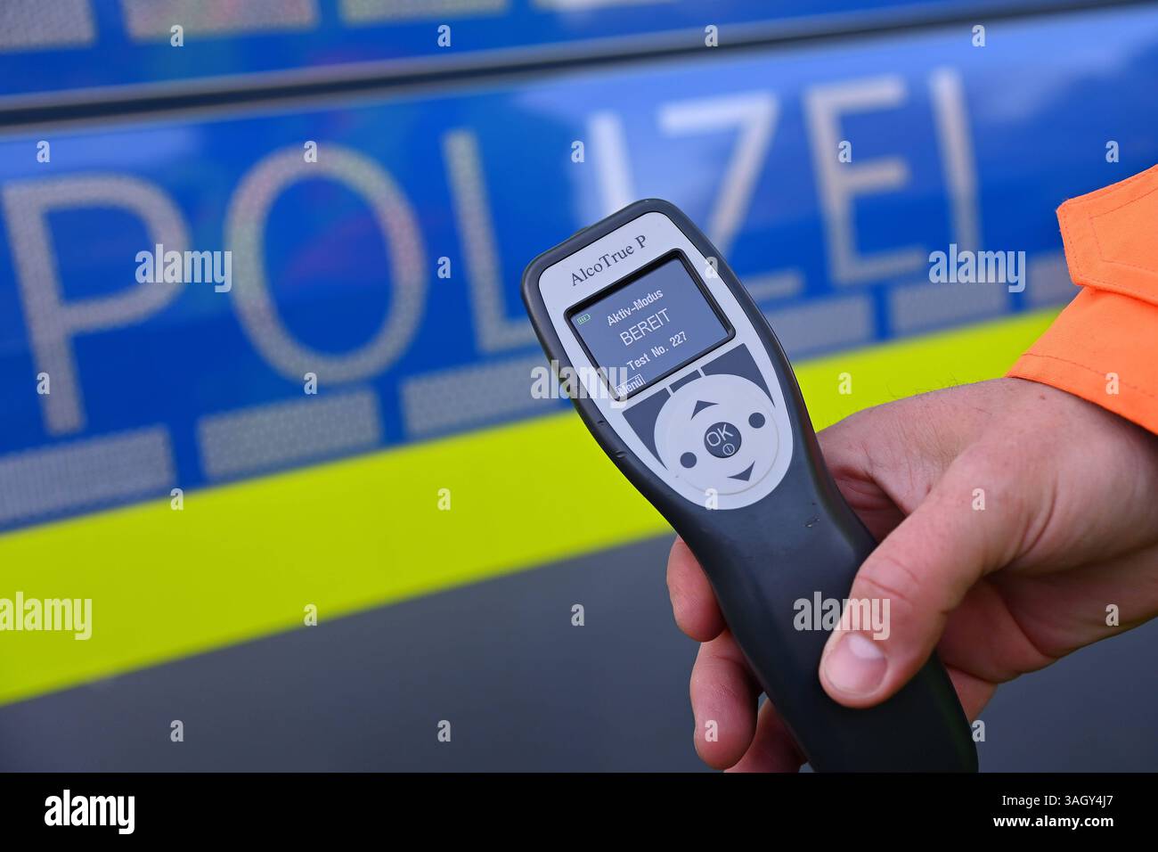 Themenbild, Symbolfoto Alkoholkontrolle. Ein Alkomat, Alkoholtester vor Polizeiauto, *** immagine a tema, simbolo foto alcol test Un etilometro, etilometro di fronte ad una macchina della polizia, Foto Stock Themenbild, Symbolfoto Alkoholkontrolle. Ein Alkomat, Alkoholtester vor Polizeiauto, *** immagine a tema, simbolo foto alcol test Un etilometro, etilometro di fronte ad una macchina della polizia, Foto Stock