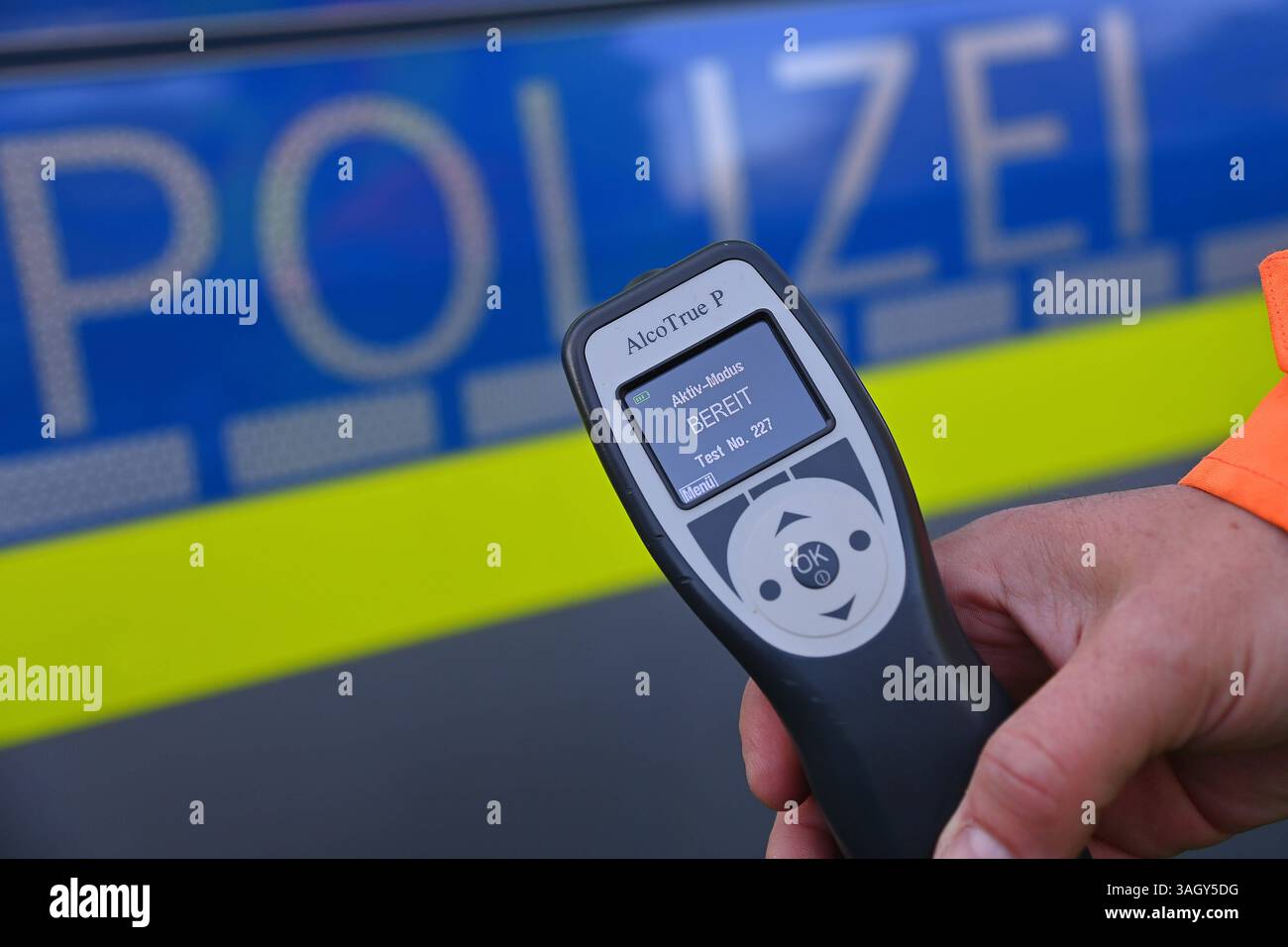 Themenbild, Symbolfoto Alkoholkontrolle. Ein Alkomat, Alkoholtester vor Polizeiauto, *** immagine a tema, simbolo foto alcol test Un etilometro, etilometro di fronte ad una macchina della polizia, Foto Stock Themenbild, Symbolfoto Alkoholkontrolle. Ein Alkomat, Alkoholtester vor Polizeiauto, *** immagine a tema, simbolo foto alcol test Un etilometro, etilometro di fronte ad una macchina della polizia, Foto Stock