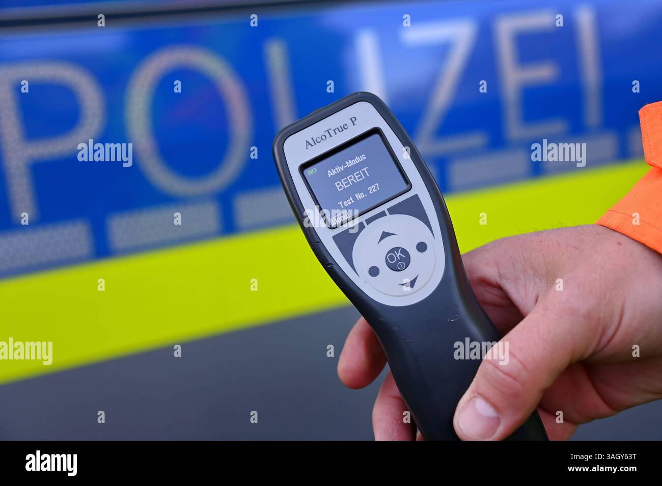 Themenbild, Symbolfoto Alkoholkontrolle. Ein Alkomat, Alkoholtester vor Polizeiauto, *** immagine a tema, simbolo foto alcol test Un etilometro, etilometro di fronte ad una macchina della polizia, Foto Stock Themenbild, Symbolfoto Alkoholkontrolle. Ein Alkomat, Alkoholtester vor Polizeiauto, *** immagine a tema, simbolo foto alcol test Un etilometro, etilometro di fronte ad una macchina della polizia, Foto Stock