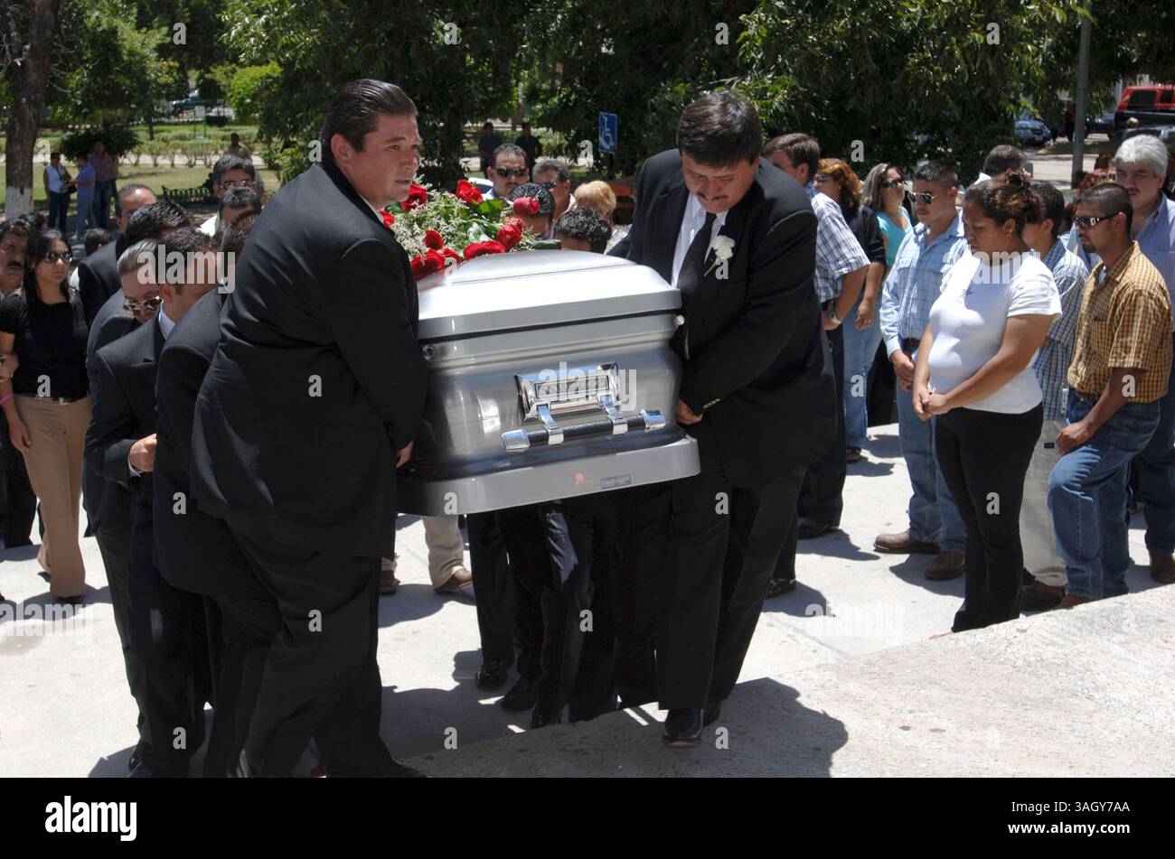 07 agosto 2005 - Nuevo Laredo, Tamaulipas, Messico - i membri della famiglia hanno trasportato il corpo di Leopoldo Ramos nella cattedrale cattolica di Nuevo Laredo, Messico, per una messa funebre. Ramos, un consigliere comunale entrato in carica nel gennaio 2005, fu ucciso a due isolati dal suo ufficio. (Immagine di credito: © Luis J. Jimenez/ZUMA Press) Foto Stock