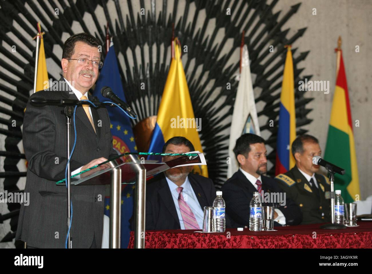 18/06/2009) QUITIO, ECUADOR. 18/06/2009.- PRIMER SIMPOSIO DE SEGURIDAD CIUDADANA EN EL CIRCULO MILITAR, INTERVIENE, GUSTAVO LALALAMA, SECRETARIO DE SEGURIDAD CIUDADANA, ATRAS JUAN CARLOS CARRILLO, FERNANDO FREILE, FLORENCIO RUIZ Y FERNANDO SANCHEZ. PARA JUDICIAL . FOTO PAVEL CALAHORRANO (immagine di credito: © El Comercio/GDA/ZUMA Press) Foto Stock