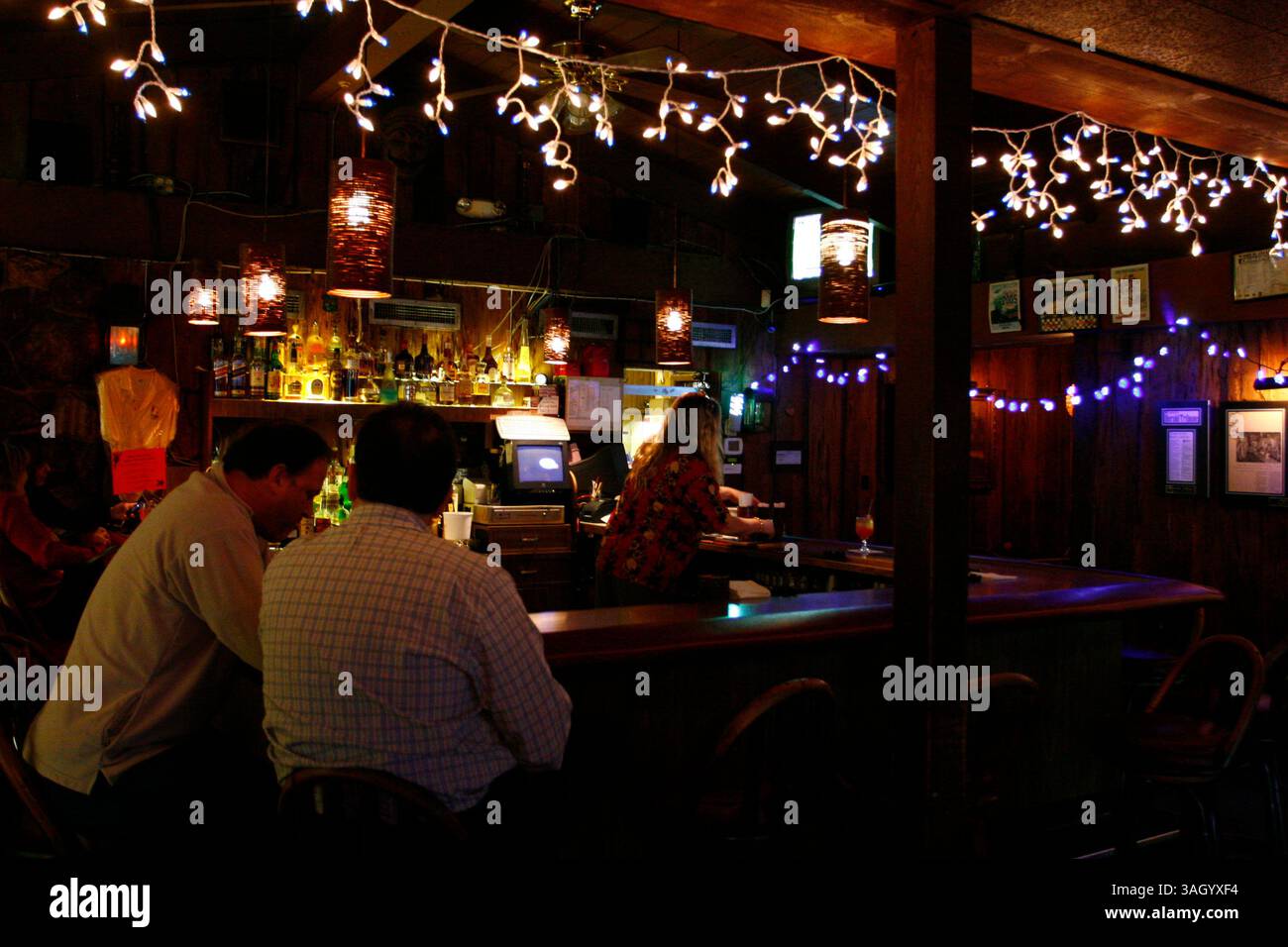 28 giugno 2009 - Sarasota, FL, USA - TP 315893 SANT maitai .Luis Santana | Times.(12/29/2009, Sarasota, FL) ..mai Tai drink...il Bahi Hut, istituto di lunga data del Sarasota Drinking Establishment è stato nella stessa posizione per oltre 50 anni. Il loro famoso mai Tai, che è la loro attrazione principale, è così forte che c'è un massimo di due bevande. La bevanda a base di rum chiaro, rum scuro, rum a prova di 151 e un mix di succo di frutta e liquori renderà il viaggio da Tampa indimenticabile. .. [Luis Santana | Times] (immagine di credito: © St. Petersburg Times/ZUMApress.com) Foto Stock