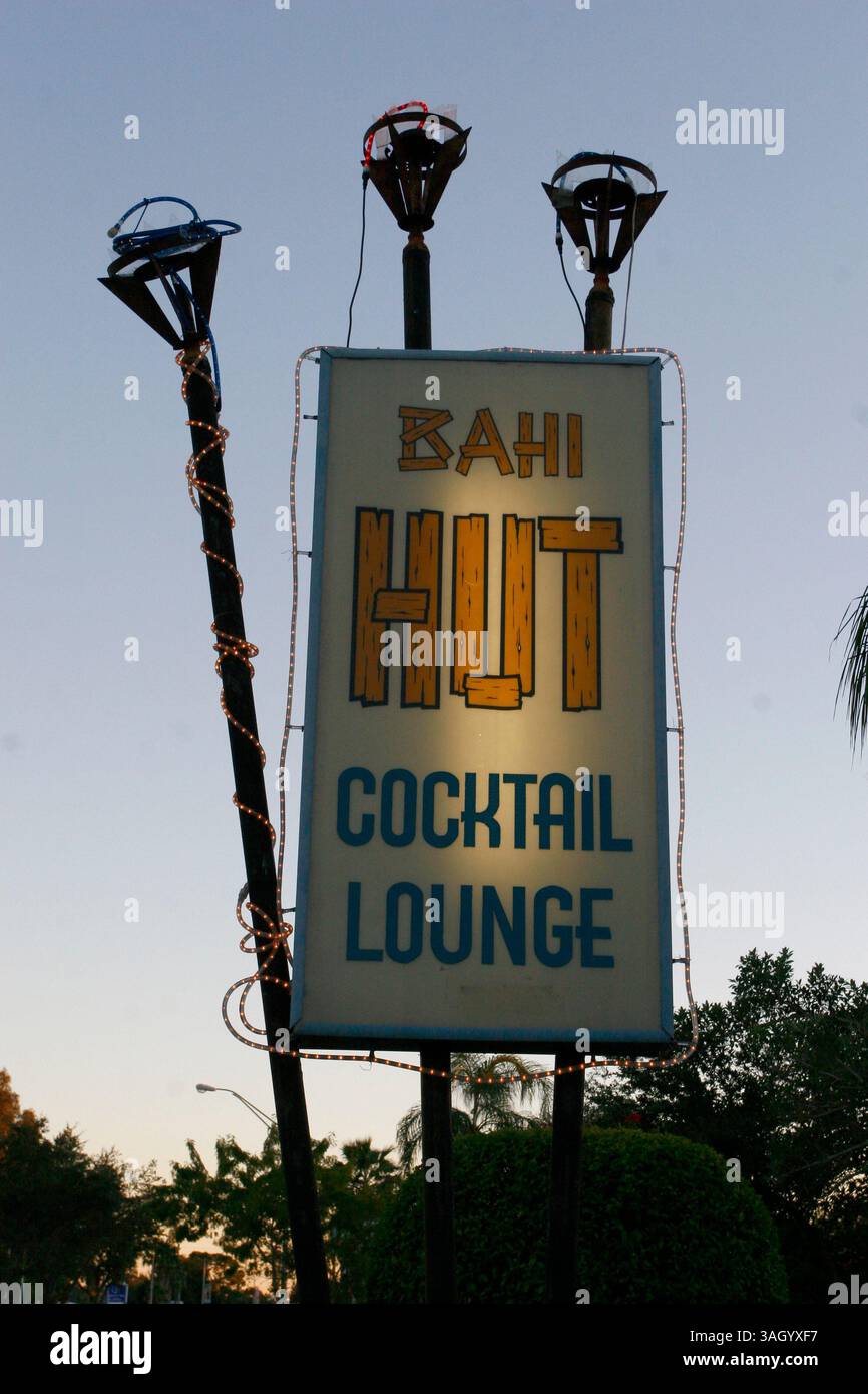 28 giugno 2009 - Sarasota, FL, USA - TP 315893 SANT maitai .Luis Santana | Times.(12/29/2009, Sarasota, FL) ..mai Tai drink...il Bahi Hut, istituto di lunga data del Sarasota Drinking Establishment è stato nella stessa posizione per oltre 50 anni. Il loro famoso mai Tai, che è la loro attrazione principale, è così forte che c'è un massimo di due bevande. La bevanda a base di rum chiaro, rum scuro, rum a prova di 151 e un mix di succo di frutta e liquori renderà il viaggio da Tampa indimenticabile. .. [Luis Santana | Times] (immagine di credito: © St. Petersburg Times/ZUMApress.com) Foto Stock
