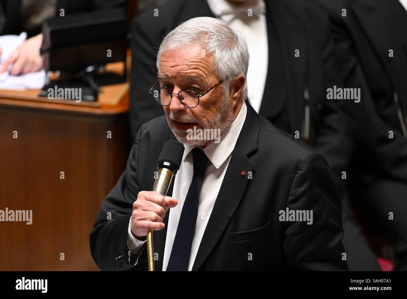 Parigi, Francia. 8 aprile 2025. Il ministro della pianificazione regionale e del decentramento Francois Rebsamen durante le interrogazioni rivolte al governo all'Assemblea nazionale dell'8 aprile 2025 - 08/04/2025 - Francia/Ile-de-France (regione)/Parigi - Julien Mattia/le Pictorium credito: LE PICTORIUM/Alamy Live News Foto Stock