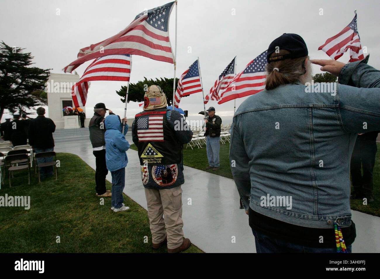 12 dicembre 2009 - San Diego, California, Messico - 12 dicembre 2009,- San Diego, CA,- 100 corone sono state posizionate al ft. Rosecrans National Cemetery come parte del programma Wreath Across America. Diverse organizzazioni locali e rami dell'esercito sono stati rappresentati durante la cerimonia che è stata abbreviata con la pioggia. I membri del capitolo locale della Guardia Patriota si trovarono all'attenzione durante la pioggia durante la cerimonia di posa della corona al cimitero. (John Gibbins/Union-Tribune) foto obbligatoria Credit:JOHN GIBBINS/Union-Tribune/ZUMA press (immagine di credito: © The San Diego Union-Tribune/ZUMApress.com) Foto Stock