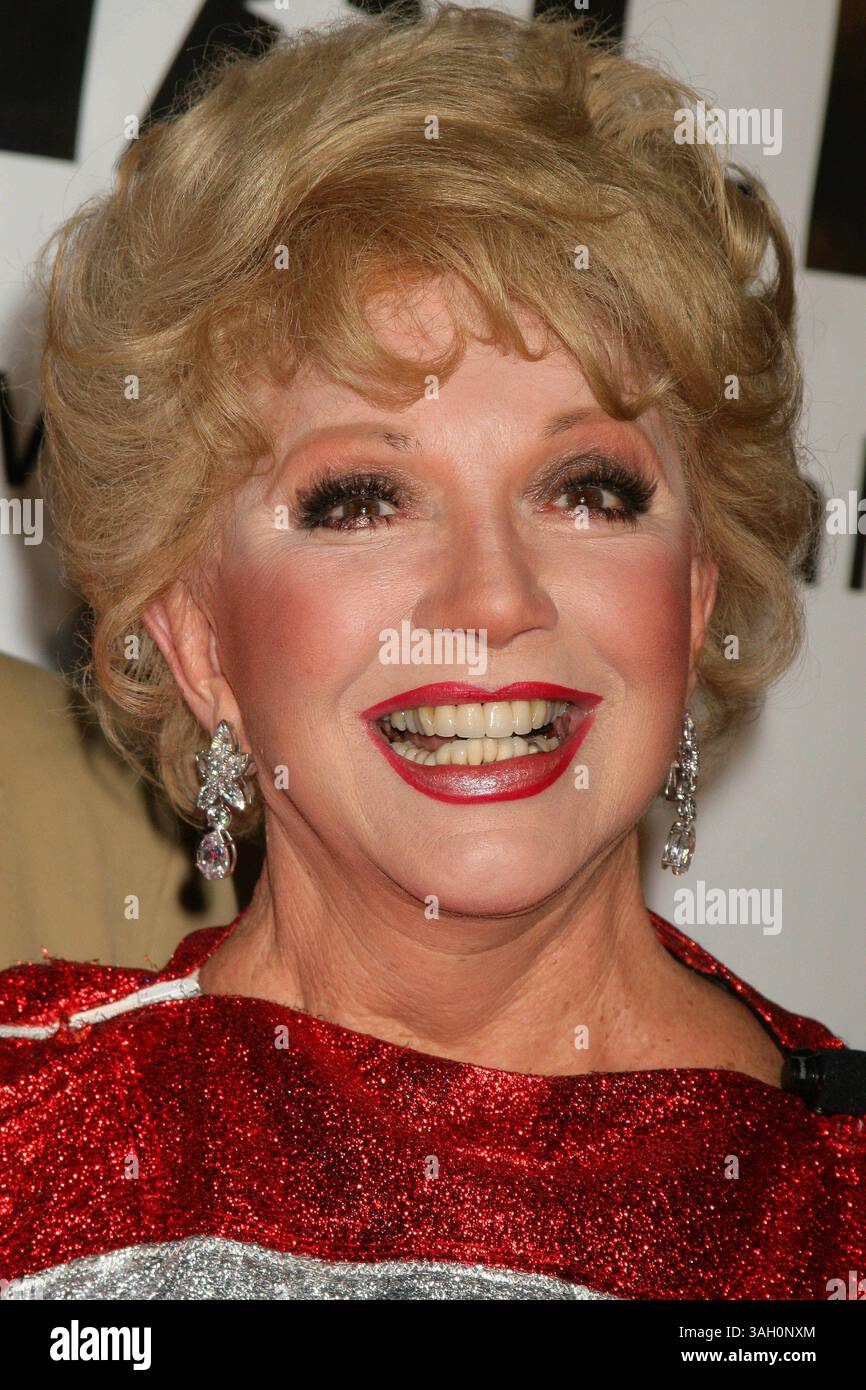 I14517CHW . Il ballo Thalians del 54° anniversario Black Tie Dinner Ball in onore di Mickey Rooney e delle truppe USA in tutto il mondo. Beverly Hilton Hotel, Beverly Hills, California 11-01-2009.RUTA LEE . 2009 (immagine di credito: © Michael Germana/Globe Photos/ZUMAPRESS.com) Foto Stock