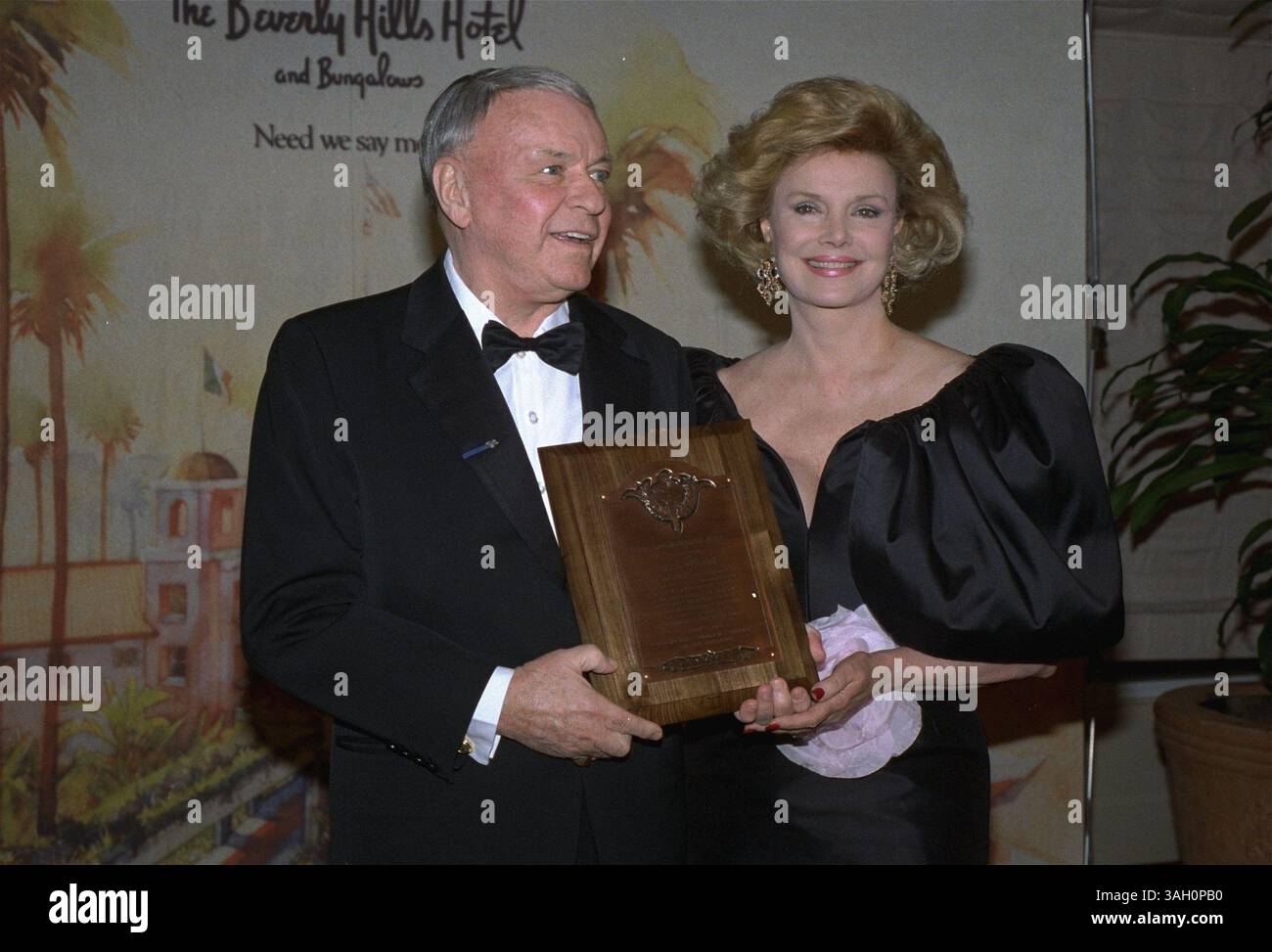 25 gennaio 1989 - Beverly Hills, California, USA - l'intrattenitore Frank Sinatra con la moglie Barbara al suo fianco, espone con orgoglio il Will Rogers Award che la camera di commercio di Beverly Hills ha consegnato mercoledì sera, 25 gennaio 1989, in occasione di un evento stellato a Beverly Hills. Il premio è stato assegnato annualmente per i contributi eccezionali al mondo dell'intrattenimento. Sinatra è stata direttamente responsabile di aver raccolto più di un miliardo di dollari per beneficenza mondiale. (Immagine di credito: © Alan Greth/ZUMA Press) Foto Stock