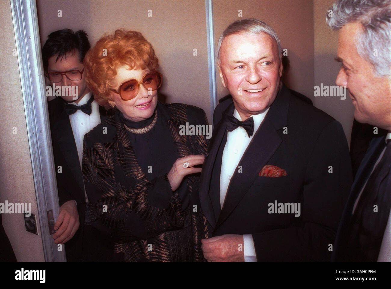 26 gennaio 1989 - Beverly Hills, California, USA - Lucille Ball e Frank Sinatra si riuniscono prima che Sinatra ricevesse il Will Rogers Award conferito dalla camera di commercio di Beverly Hills il 26 gennaio 1989 durante un gala stellato a Beverly Hills. Sinatra ha ricevuto il premio per i suoi eccezionali contributi al mondo dell'intrattenimento. Ball e' un ex destinatario del premio. (Immagine di credito: © Alan Greth/ZUMA Press) Foto Stock