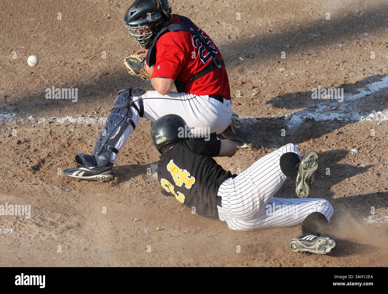 John Wagner/News-Miner. Il baserunner dei Bucs Brian bello, Bottom, scivola in sicurezza in casa mentre gli atleti in Action Fire Catcher Trey Wimmer rimbalza la cattura durante la partita di venerdì sera, 10 luglio 2009, al Growden Memorial Park. (Immagine di credito: © Fairbanks Daily News-Miner/ZUMAPRESS.com) Foto Stock