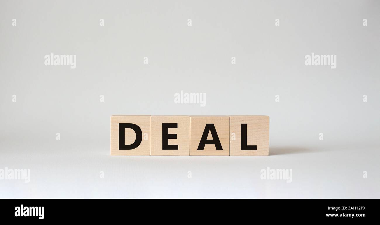Simbolo dell'accordo. Concept Word deal su cubi di legno. Splendido sfondo bianco. Concetto di affari e affari. Copia spazio. Foto Stock