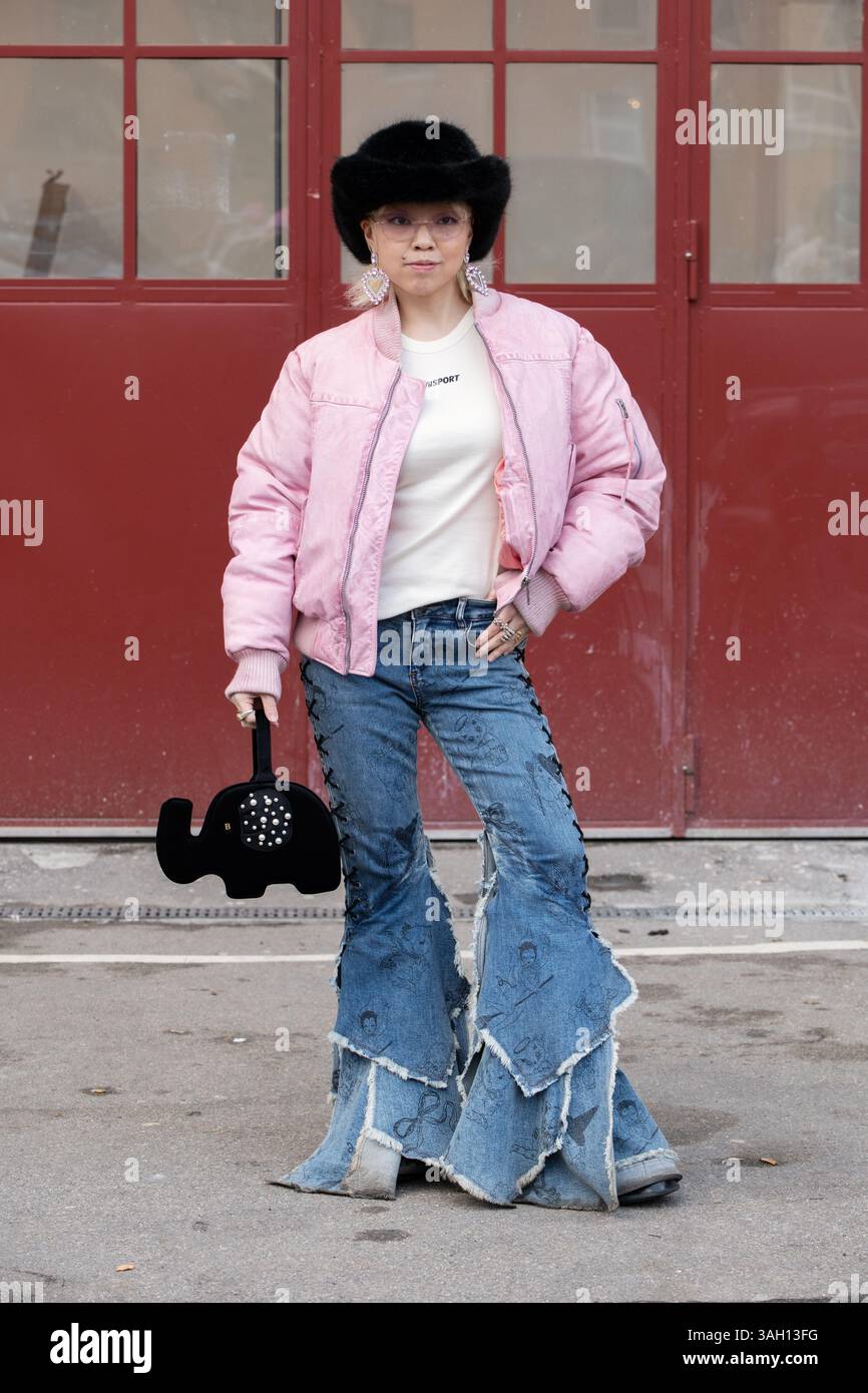 Fumina Tsuji fuori durante il CPHFW 25 indossando un bomber rosa corta, un cappello da cowboy peloso, orecchini a forma di cuore e jeans a gamba larga. Foto Stock