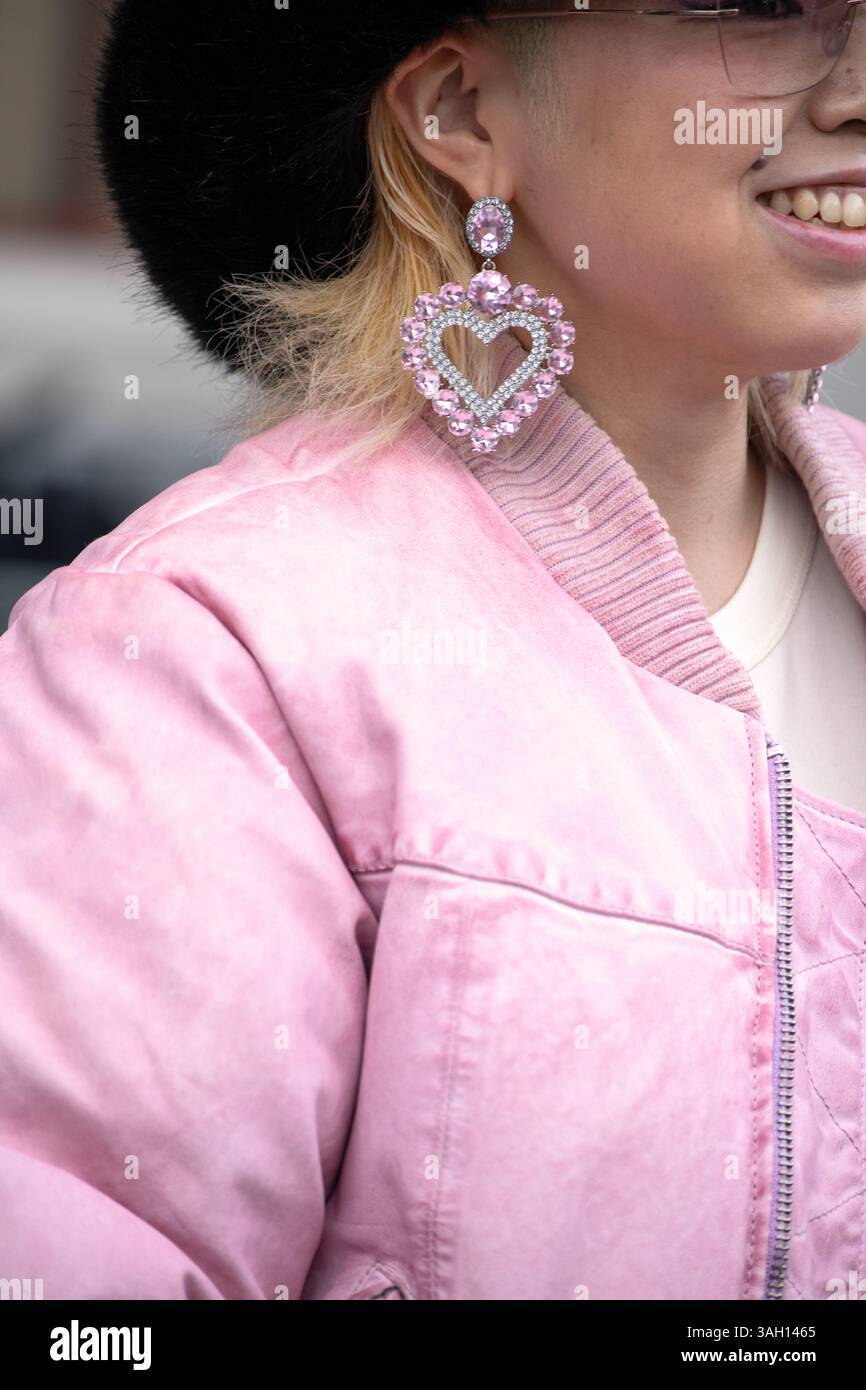 Fumina Tsuji fuori durante il CPHFW 25 indossando un bomber rosa corta, un cappello da cowboy peloso, orecchini a forma di cuore e jeans a gamba larga. Foto Stock