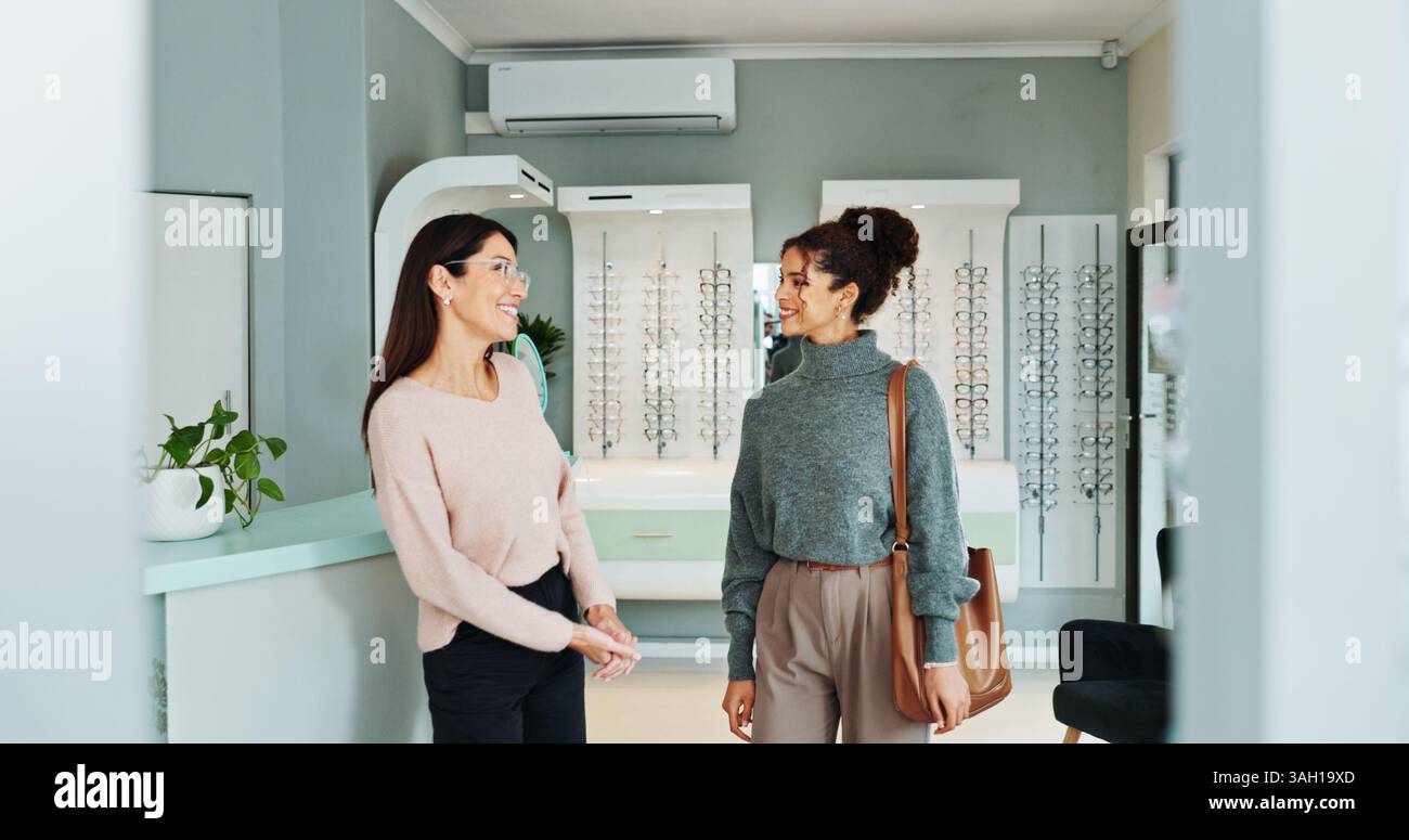 Appuntamento, consulenza o visione con optometrista e donna in clinica per lenti da prescrizione. Check-up, occhiali o occhiali con il cliente e. Foto Stock