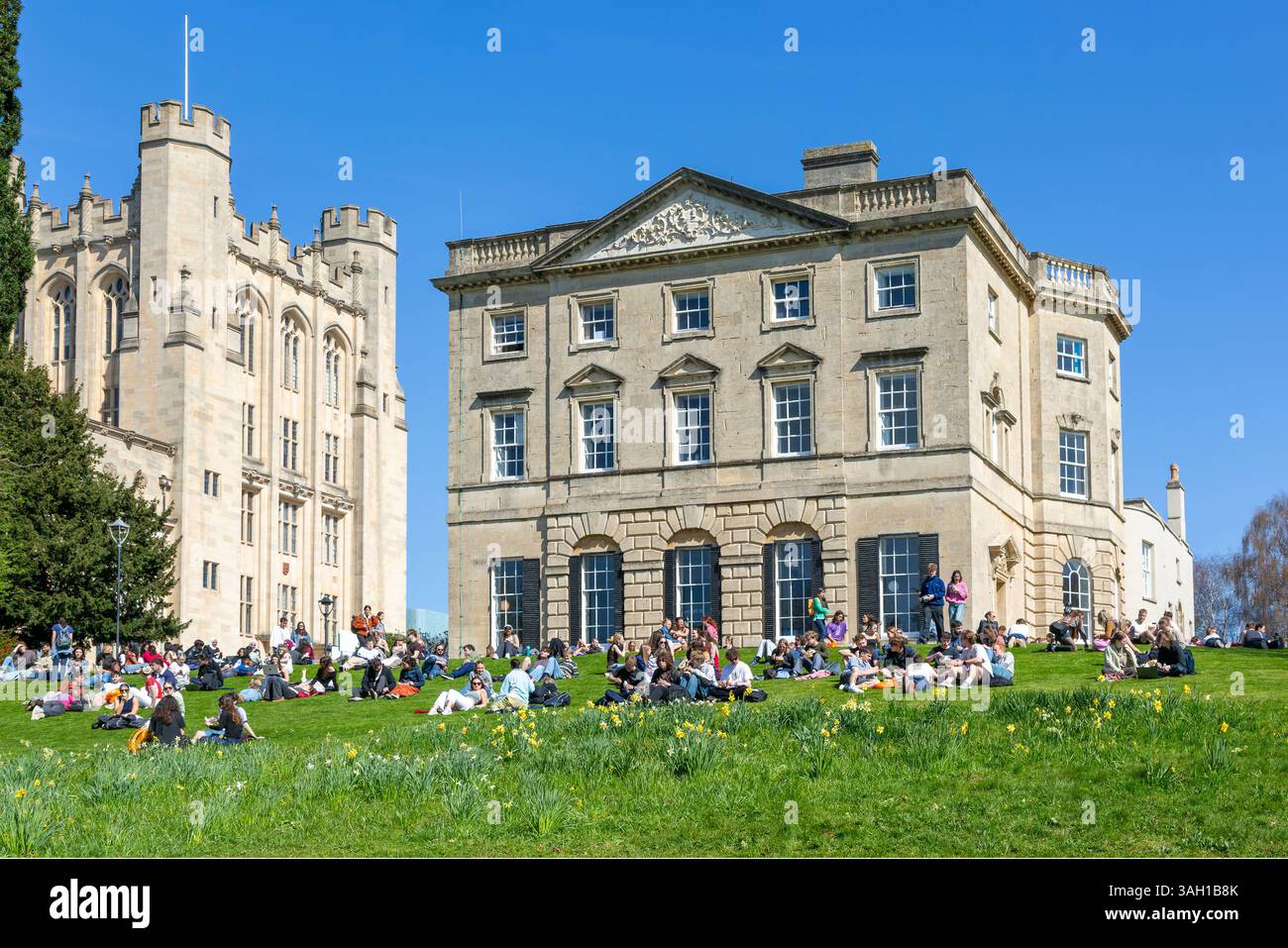 Studenti sul prato, architetto Royal Fort House James Bridges 1761, Università di Bristol, Inghilterra, Regno Unito Foto Stock
