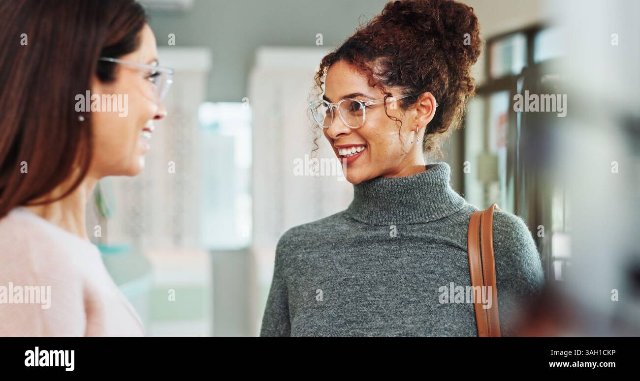 Appuntamento, consulenza o occhiali con optometrista e donna in clinica per lenti da prescrizione. Check-up, occhiali o visione con il cliente e. Foto Stock