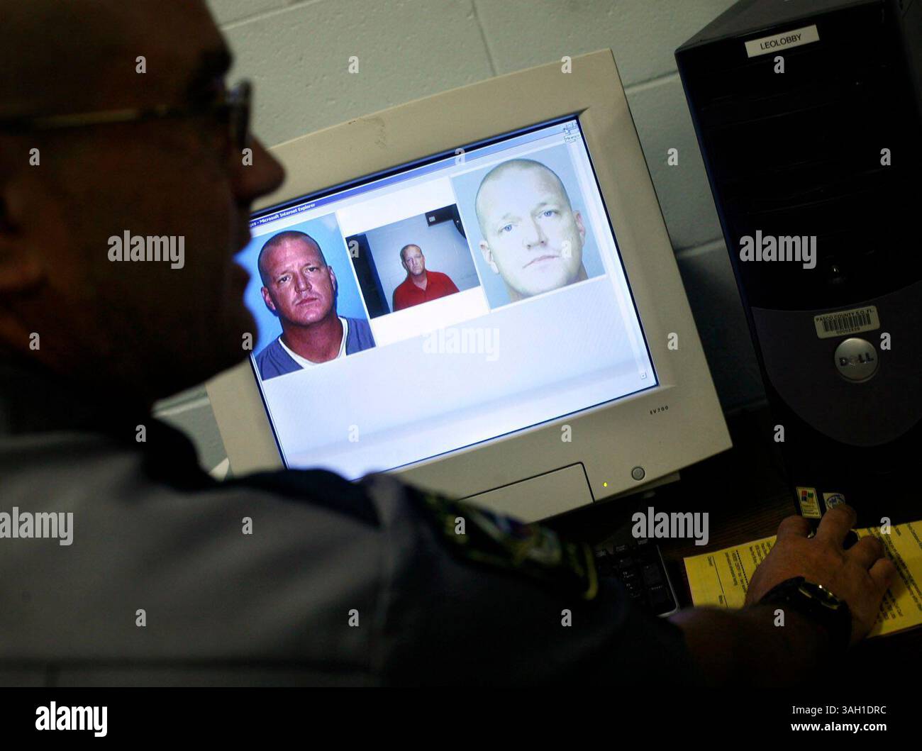 KERI WIGINTON | volte. PT 308694 WIGI Face (07/06/2009 Land o' Lakes) Dep. Keith Adams mostra come ha usato il software di riconoscimento facciale per identificare Scott Spate, che è stato arrestato il 26 giugno dal dipartimento di polizia di Zephyrhills. Spate si è rifiutato di fornire il suo nome corretto, il numero di previdenza sociale o la data di nascita. Ha sette pseudonimi e ha tre mandati nella contea di Brevard per violazione della libertà vigilata per furto e uso fraudolento di una carta di credito. Adams dimostrò come funzionava il software al Pasco County Detention Center. (Immagine di credito: © St. Petersburg Times/ZUMA Press) Foto Stock