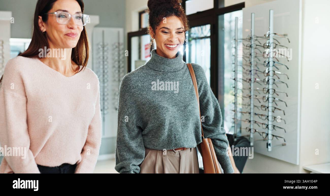 Check-up, consulenza o visione con optometrista e donna in clinica per lenti da prescrizione. Appuntamento, occhiali o occhiali con il cliente e. Foto Stock