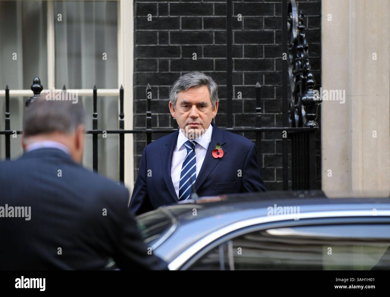 4 novembre 2009 - Londra, Inghilterra, Regno Unito - il primo ministro britannico GORDON BROWN lascia Downing Street per rendere omaggio a cinque soldati britannici il giorno in cui un poliziotto afgano "canaglia" ha ucciso i militari e ne ha feriti altri cinque dopo aver condotto una pattuglia con le truppe nella provincia di Helmand. Tre Grenadier Guards e due Royal Military Police furono attaccati mentre riposavano all'interno di un complesso. Si pensa che l'uomo armato si chiami Gulbuddin e si crede che abbia avuto un complice. Brown ha detto: "È la mia massima priorità garantire che le nostre truppe eroiche abbiano il miglior supporto e le migliori attrezzature possibili”. Brown l'aveva fatto Foto Stock