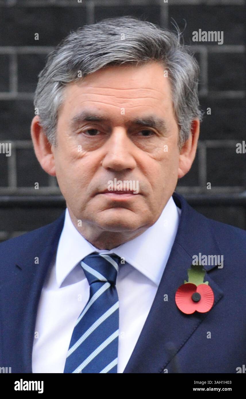 4 novembre 2009 - Londra, Inghilterra, Regno Unito - il primo ministro britannico GORDON BROWN lascia Downing Street per rendere omaggio a cinque soldati britannici il giorno in cui un poliziotto afgano "canaglia" ha ucciso i militari e ne ha feriti altri cinque dopo aver condotto una pattuglia con le truppe nella provincia di Helmand. Tre Grenadier Guards e due Royal Military Police furono attaccati mentre riposavano all'interno di un complesso. Si pensa che l'uomo armato si chiami Gulbuddin e si crede che abbia avuto un complice. Brown ha detto: "È la mia massima priorità garantire che le nostre truppe eroiche abbiano il miglior supporto e le migliori attrezzature possibili”. Brown l'aveva fatto Foto Stock