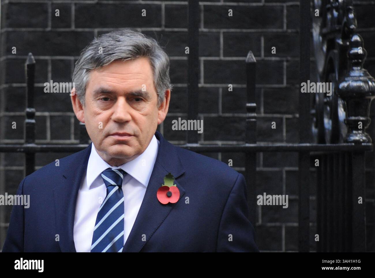 4 novembre 2009 - Londra, Inghilterra, Regno Unito - il primo ministro britannico GORDON BROWN lascia Downing Street per rendere omaggio a cinque soldati britannici il giorno in cui un poliziotto afgano "canaglia" ha ucciso i militari e ne ha feriti altri cinque dopo aver condotto una pattuglia con le truppe nella provincia di Helmand. Tre Grenadier Guards e due Royal Military Police furono attaccati mentre riposavano all'interno di un complesso. Si pensa che l'uomo armato si chiami Gulbuddin e si crede che abbia avuto un complice. Brown ha detto: "È la mia massima priorità garantire che le nostre truppe eroiche abbiano il miglior supporto e le migliori attrezzature possibili”. Brown l'aveva fatto Foto Stock