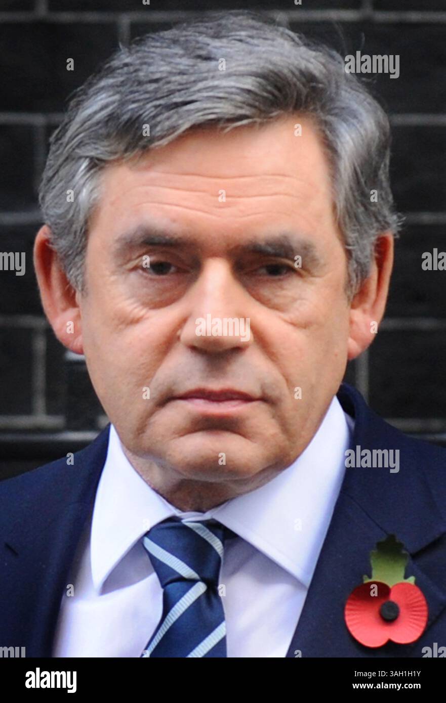 4 novembre 2009 - Londra, Inghilterra, Regno Unito - il primo ministro britannico GORDON BROWN lascia Downing Street per rendere omaggio a cinque soldati britannici il giorno in cui un poliziotto afgano "canaglia" ha ucciso i militari e ne ha feriti altri cinque dopo aver condotto una pattuglia con le truppe nella provincia di Helmand. Tre Grenadier Guards e due Royal Military Police furono attaccati mentre riposavano all'interno di un complesso. Si pensa che l'uomo armato si chiami Gulbuddin e si crede che abbia avuto un complice. Brown ha detto: "È la mia massima priorità garantire che le nostre truppe eroiche abbiano il miglior supporto e le migliori attrezzature possibili”. Brown l'aveva fatto Foto Stock